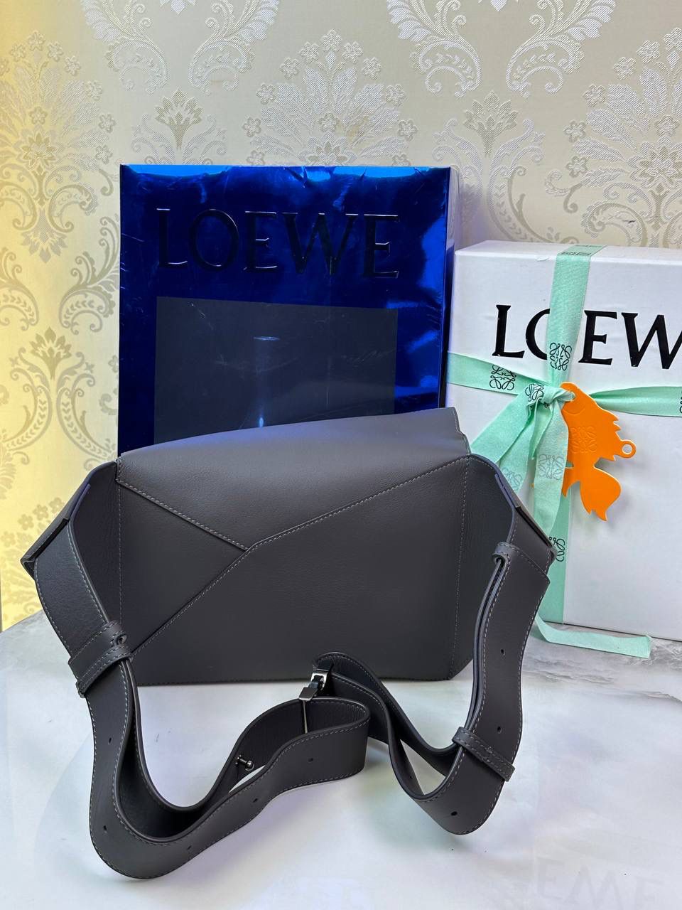 ⭐️最新升级版𝟮.𝟬-𝗣𝘂𝘇𝘇𝗹𝗲腰包⭐️ （深灰色 到货‼️） 尺寸：𝟮𝟰-𝟭𝟬.𝟱-𝟭𝟲𝗰𝗺 款号：052343 👉🏻长方体形状和精确的切割技巧创造出Puzzle 腰包以及独特的几何线条成为 “Loe罗家”的著名代表作~ 👉🏻金属搭扣开合，刻有标志logo徽标，可调节肩带，翻盖大容量插袋和一个外部拉链口袋，🐂柔软细腻napa小牛皮，正品Ykk五金，Anagram压纹，人字纹棉麻帆布内里 👉🏻（男女♀♂同款）大小非常合适。胸包、背包、单肩、斜挎 腰包五种背法任你解锁🔒 👉🏻 （独家背景➕独家品质➕独家包装➕独家控制对版细节📦➕精致全套礼盒套装❤️） 重点：让你花最少的钱💰体验最大的仪式感❤️