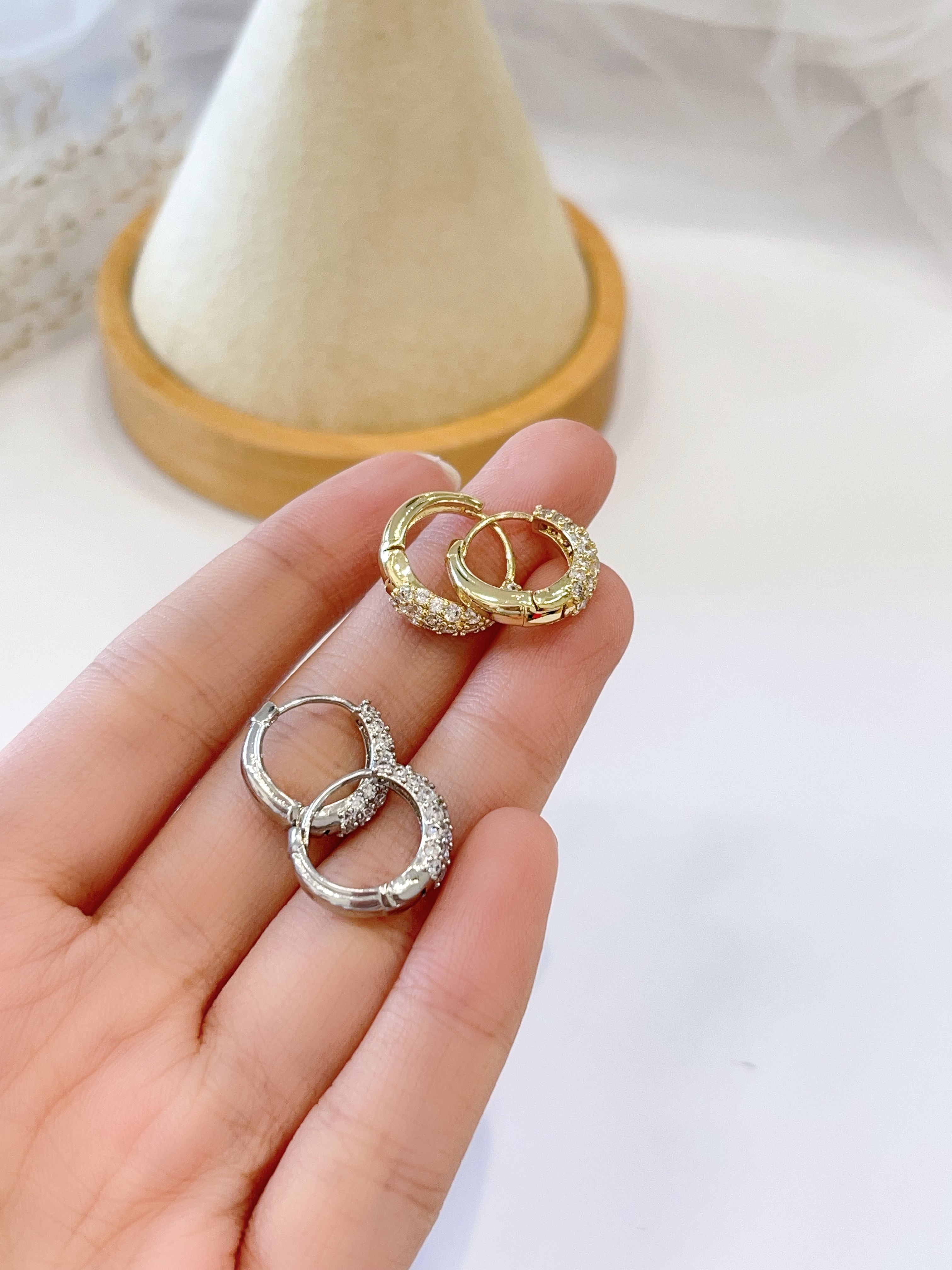 小香风碎钻耳环