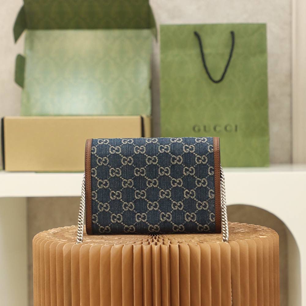 𝘿𝙞𝙤𝙣𝙮𝙨𝙪𝙨系列𝙒𝙤𝙘#401231#正品皮 ✔尺寸：20*13*6cm 具有结构感的𝙒𝙤𝙘，配上复古当下火热的丹宁牛仔面料，搭配棕色皮革造型，让整体更加精致复古，可拆卸的链条，简直一包多种用法，内设隔层，更加很好的容纳日常使用，实物真的超香系列，高级感十足！🔥🌈