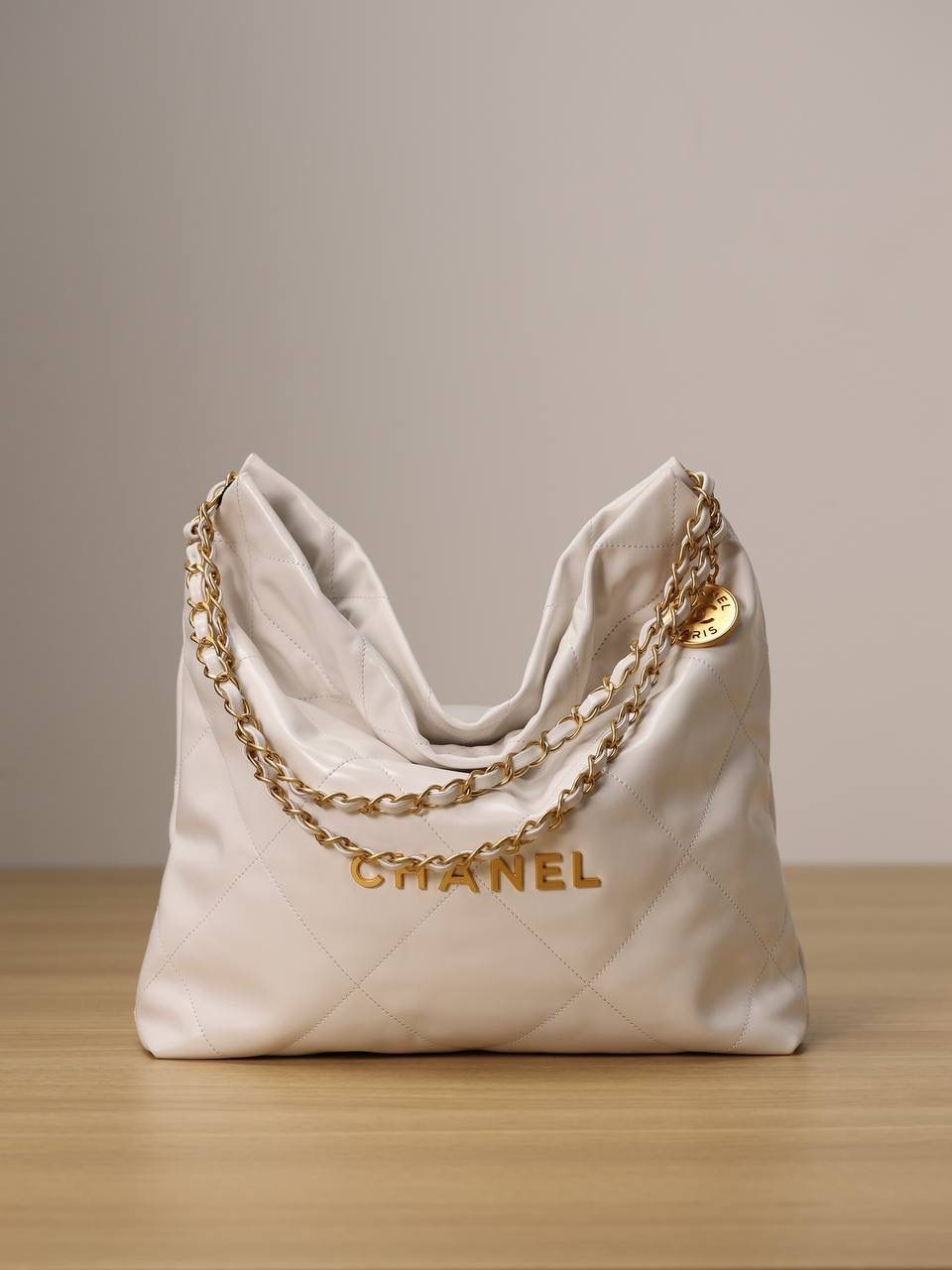 小香全新 22bag白色小号👜❤️‍🩹 超大容量手袋 斜跨托特包 光面小牛皮 金色LOGO 白色垃圾袋小号独家渠道来啦 我们只做唯一的渠道货，唯一独家对比正品的欧洲渠道货 尺寸：35 x 37 x 7cm