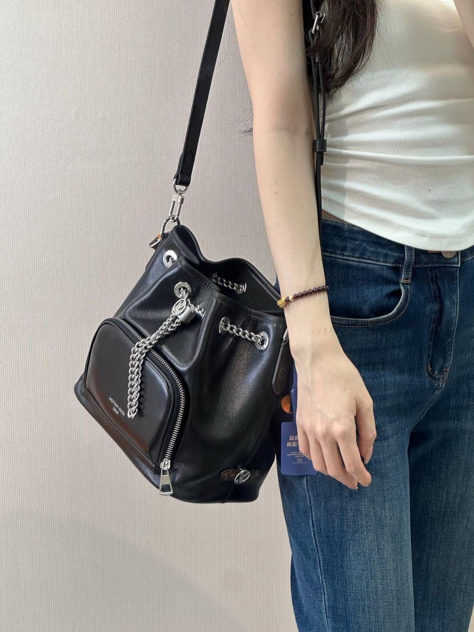 LV炫酷水桶包👜✨ 见多了 这么炫酷的还是第一次， lv本季最瞩目的一只水桶包， 以摩登摇滚型格 焕新经典Noé手袋元素， 正面凸出的拉链袋， 亮银色链条充当抽绳的设计， 将优雅灵动与时髦炫酷完美融合😍❤️