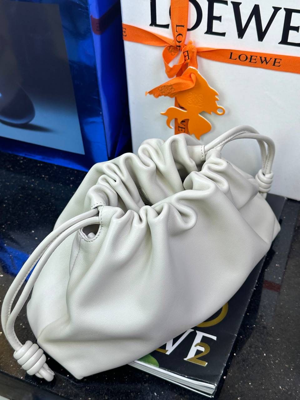 🎈中号链条款𝙁𝙡𝙖𝙢𝙚𝙣𝙘𝙤 𝙋𝙪𝙧𝙨𝙚羊皮 ——【海盐白】 尺寸：𝟯𝟬-𝟭𝟬.𝟓-𝟮𝟬𝐜𝐦 编码：012403 👉🏻延续福袋收缩绳褶皱设计，羊皮包身手感细腻柔软❤️ 👉🏻链条肩带➕皮肩带的双肩带设计，时尚百搭，给足了集美们多样化的选择。肩带可拆卸可调节，磁扣开合，正面烫金𝙇𝙤𝙜𝙤，呈现出高贵典雅的视觉感😍 👉🏻独家背景➕独家品质➕独家全套砖柜礼盒套装，市场高端品质皆在我手✌🏻