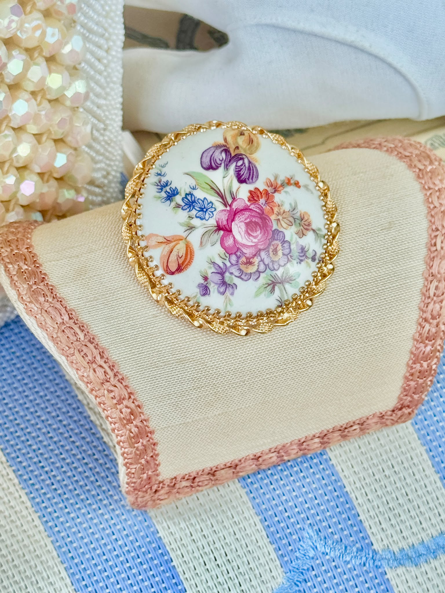 Mid-Century Czechoslovakian Floral Porcelain Round Brooch (NZ110)
