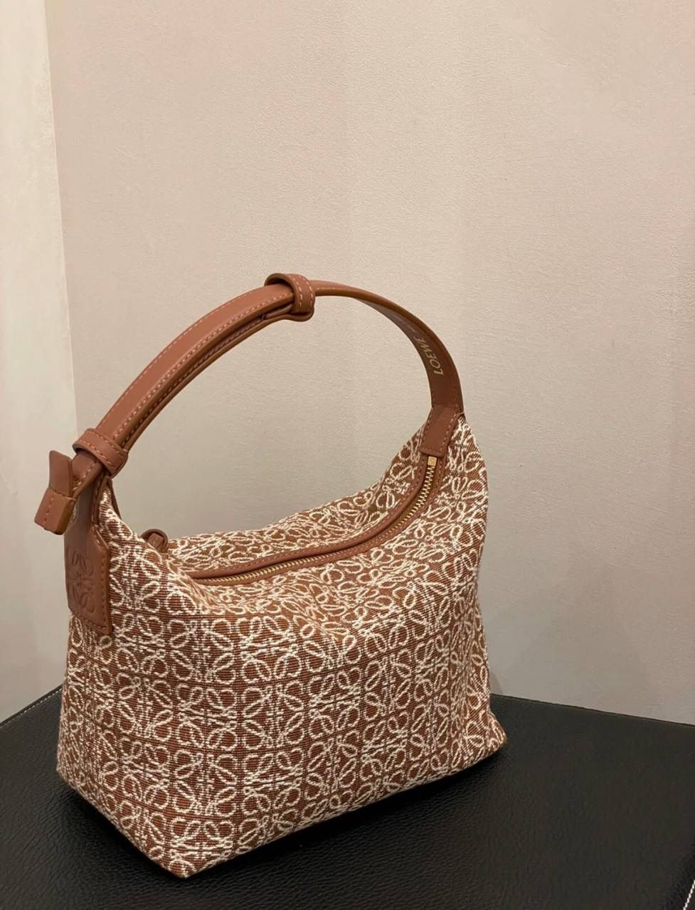 * 𝘊𝘶𝘣𝘪 𝘈𝘯𝘢𝘨𝘳𝘢𝘮 提花布手袋✌️ 大号尺寸:27-17-22cm（顶部宽处34cm） 编码:062102 黑色【配全套礼盒】 包包面料挺括度适中，没有固定形状 ，背上出门慵懒氛围感十足😘，肩带可以调节，伸缩至腋下背，单肩，手拎皆可