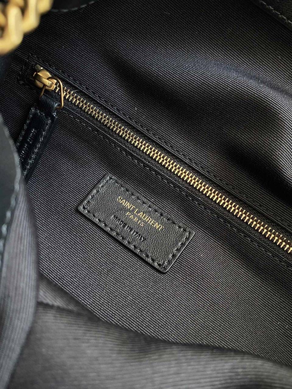 到货啦❗️ ys1 joe羊皮双肩包🖤 这只双肩绝对他们家这个品类的it bag 这个款出了好多年了 只有真的好看好背才能不被淘汰 羊皮的手感特别治愈，超级软乎 在链条肩带的双肩包里来说 这只是属于包身正好，容量巨大的类型 好实用呀，强推强推！！ 29×22×15cm672609m