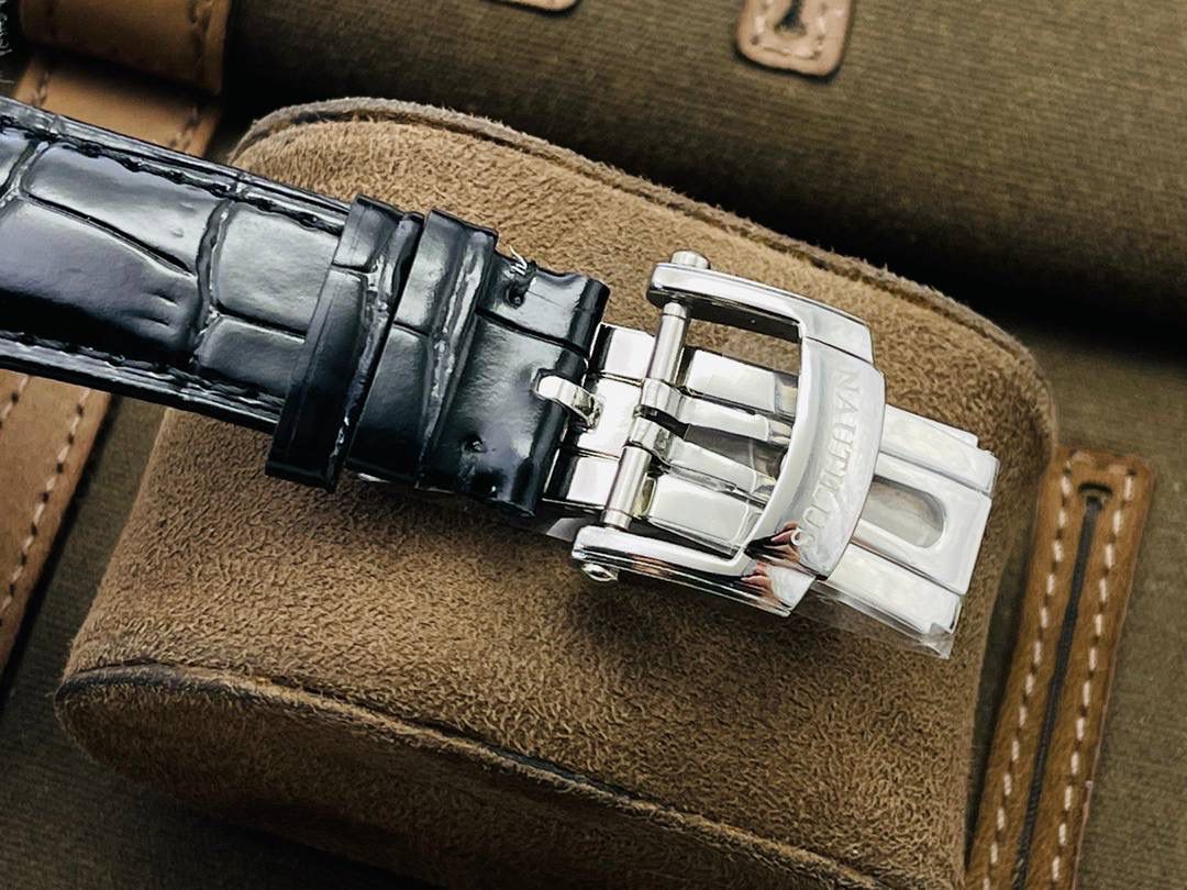 V3升级版 【市场最高品质版本】百达.翡丽Patekphilippe运动系列（鹦鹉螺）5724（霸道总裁）升级版珍珠陀！ 1⃣️所有功能同正品（10字位动能显示，7字位日历和月相 4字位小秒针），和原装一样的带水平压纹图案，带荧光刻度 ！ 2⃣️直径40毫米，904L精钢镀金，蓝宝石玻璃镜面。 3⃣️5722和5724款的外钻为施华洛世奇钻，通透闪亮，气质非凡。在目前技术范畴内尽可能接近原装，此款腕表可以让您驾驭所有场合！ 匠心之作 欢迎您的品鉴！（现在买就送定制版一支商务用笔，让您的品味十足，气派十足，从容面对任何挑战）