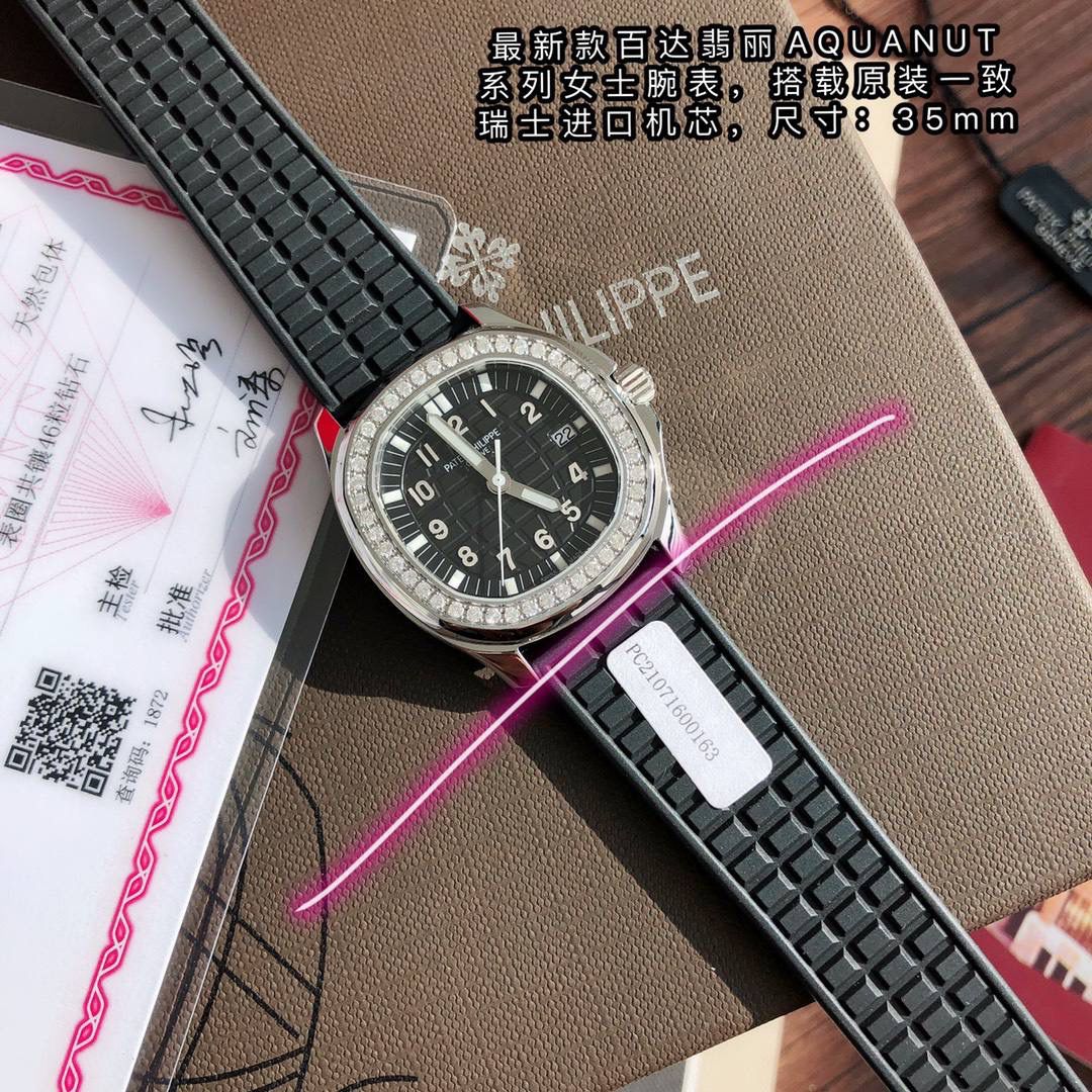 细节实拍‼️百达翡丽AQUANAUT 搭载原装瑞士石英机芯 。由100个零部件组成的一颗小而强大的内脏。真正做到零返修零误差！表盘设计也颇为独特，个性的浮雕表盘，精致立体字块。整个手表看起来立体感 高级感十足！玻璃采用蓝宝石超强硬度水晶玻璃。防反光 防刮花。进口热带复合材料橡胶表带，佩戴极为舒适贴手，适合各种手腕。搭配原装蝴蝶表扣 佩戴方便。最强舒适感😍🤟🏻