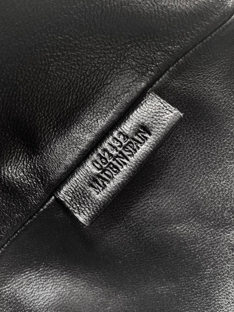 🎈褶皱羊皮福袋 —【👉🏻中号黑色到货】 编码：052028 尺寸：𝟑𝟎-𝟐𝟒.𝟓-𝟏𝟎.𝟓𝐜𝐦 ✅新款福袋采用进口纳帕小羊皮经过手工裁剪、缝合和缝制而成，🉑拆卸🉑调节肩带，多样化背法，容量超大，手感超舒适👍 ✅独家品质，对版细节，全套礼盒🎁给你满满的仪式感👍