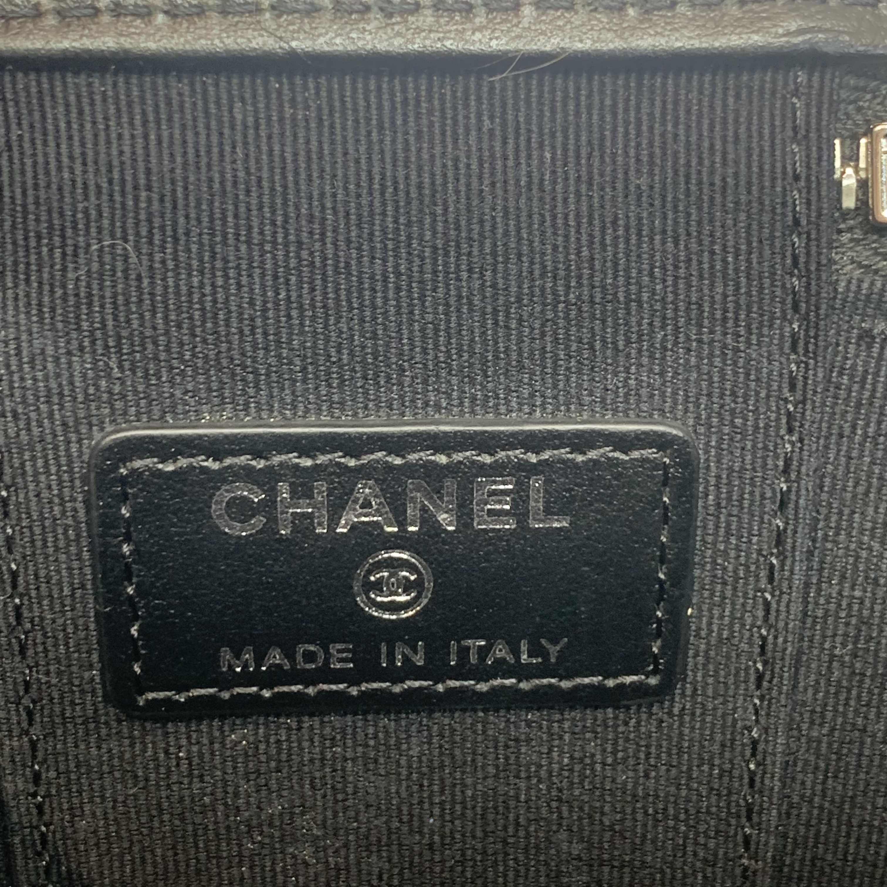 22S Chanel 荔枝牛皮配銀色金屬琺瑯 COCO 扣鏈條方盒子化妝包
