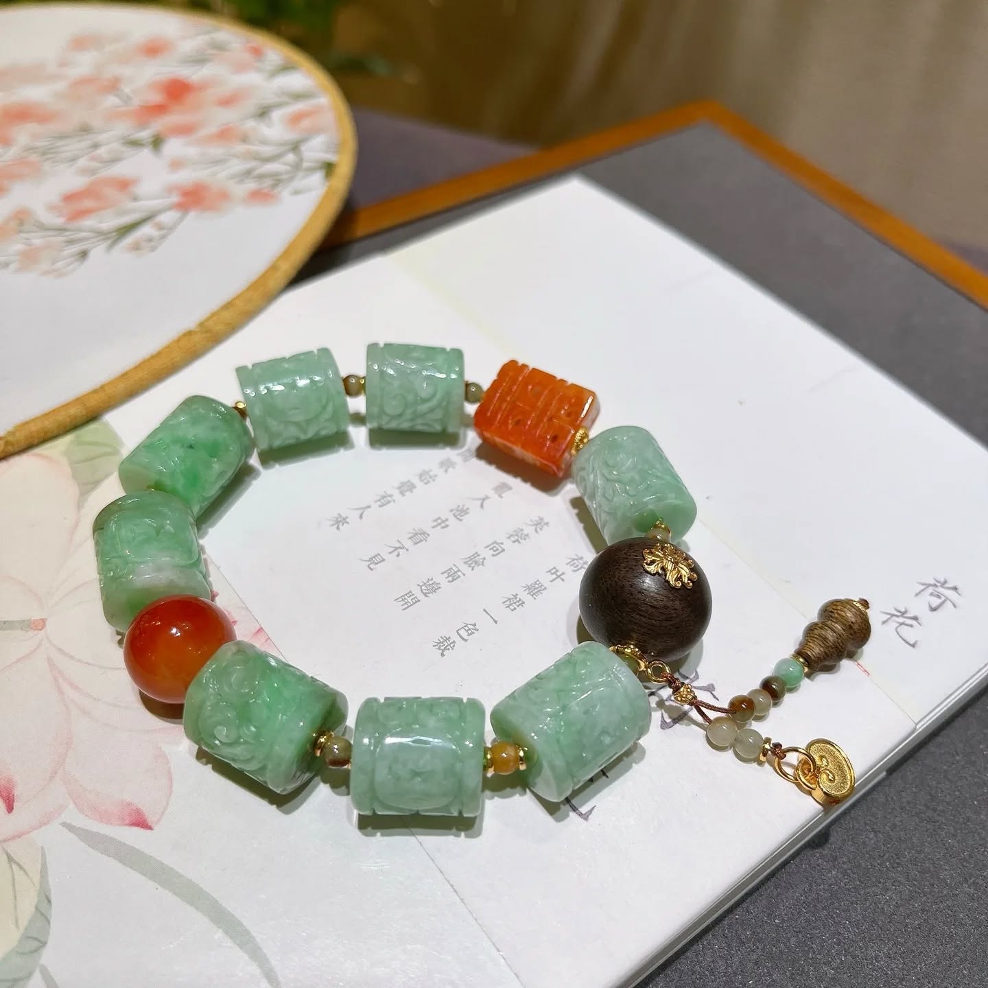 天然翡翠迴紋珠手鍊料子水頭極佳，顏色辣