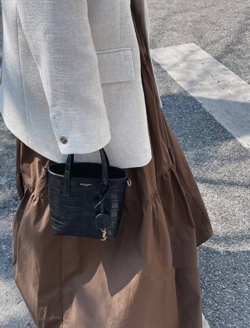 ys1 mini tote鳄鱼纹🐊 这只包在mini包中一定有它的一席之地 第一，它包身够小够可爱 第二，它容量够大够能装 第三，它鳄鱼纹压纹够抗造 就冲这三点，几乎没有哪个小可爱能打得过它 小手提➕可拆卸肩带的设计在实背性上也更出挑 没有槽点的小可爱，我超爱！！ 必须zp开发的啦，相似度看对比图！ 质量就请放心的交给我们哈！ 鳄鱼纹：18×17×8cm712367m