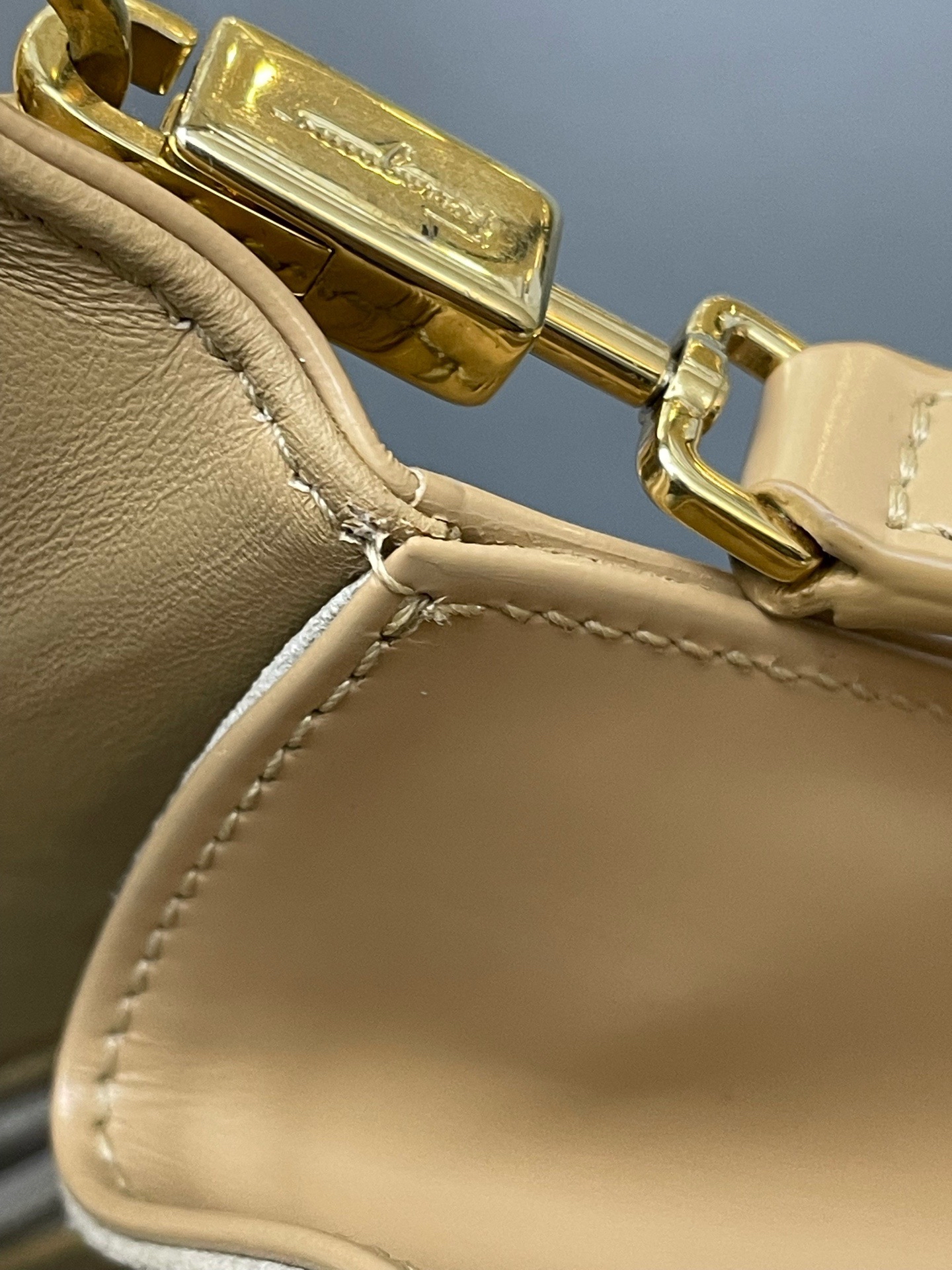 【預訂貨品】Ferragamo現代款奶茶色mini tote