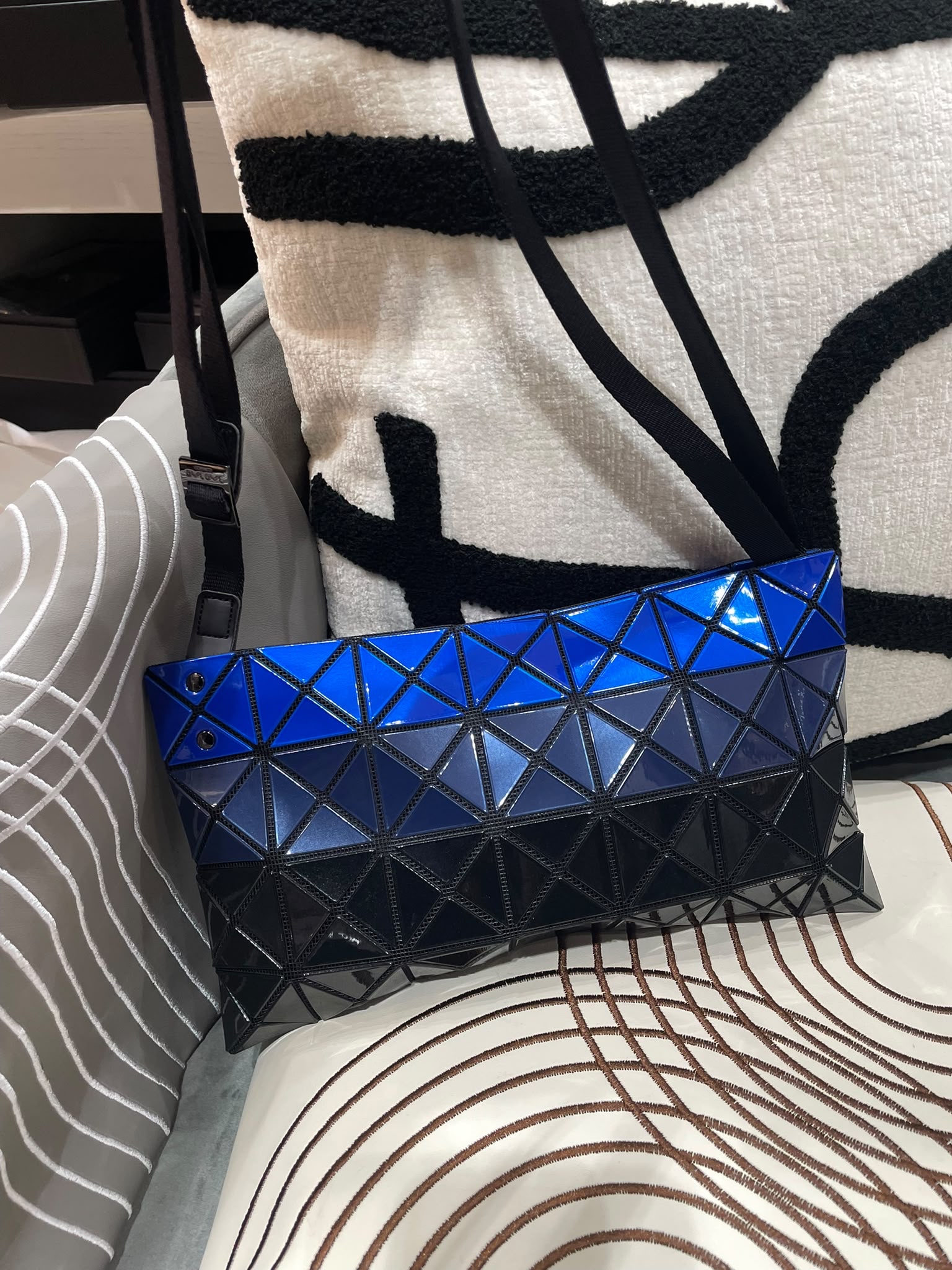 Issey miyake BaoBao crossbody Bag  100%Authentic,98%new