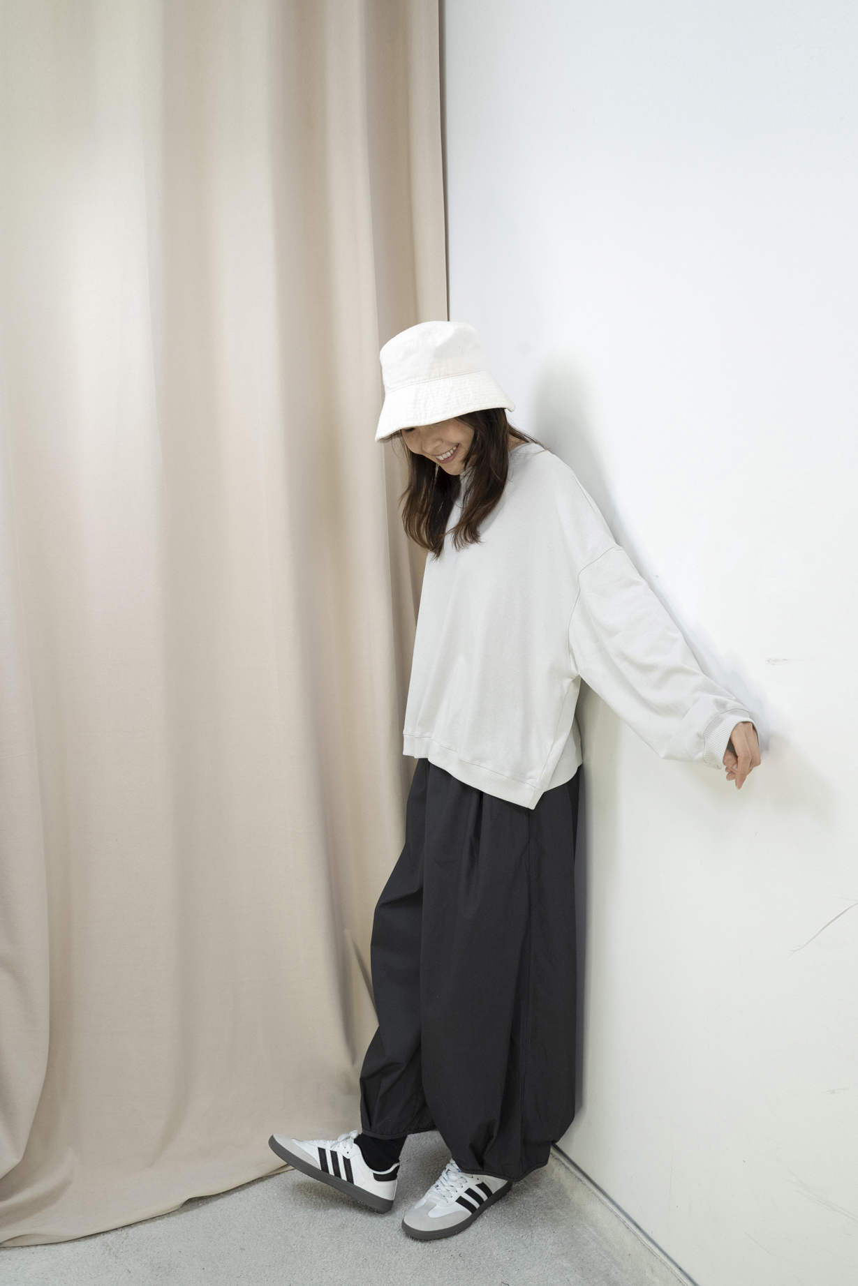 輕軟薄倒三角造型明線上衣（米灰色）