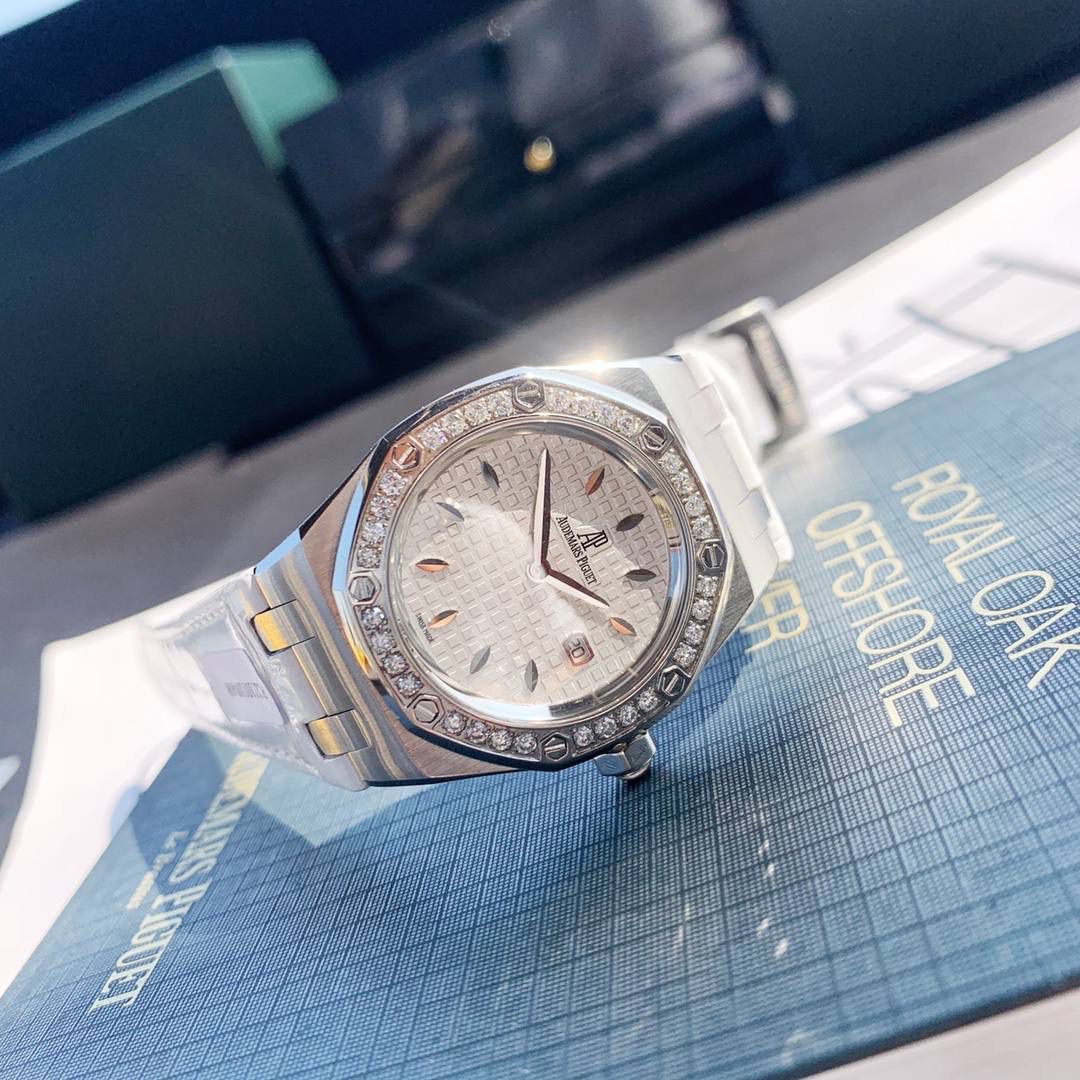 全网女神看过来😍😍这款爱彼女表才是最具有性价比的… 爱彼皇家橡树系列型号67601石英腕表，皇家橡树系列独有的八角形外观还拥有爱彼独特的设计风格也将女士优雅风格融入其中，深受女明星们的爱戴，表带澳洲湾鳄鱼皮，即使只有33毫米的小尺寸，也将爱彼独有的纯净美感与刚毅线条展现的淋漓尽致，而镶满钻石的表圈也为佩戴的女士增添了更多的柔美。（32颗明亮式切割美钻，总重约0.65克拉）巴蒂镶嵌一枚半透明凸面蓝宝石，搭载瑞士进口石英机芯，拥有实用的日历显示功能，女士们佩戴起来不会显得沉重 ，配专柜最新全套包装发货！这种货一般数量不是很多哦