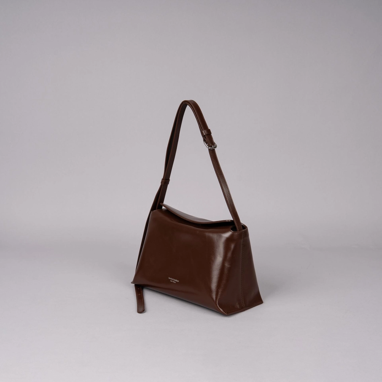 【26SS新皮】預訂_牛皮亮面 Bread bag 磁吸枕頭包 (M) By Bucks & leather