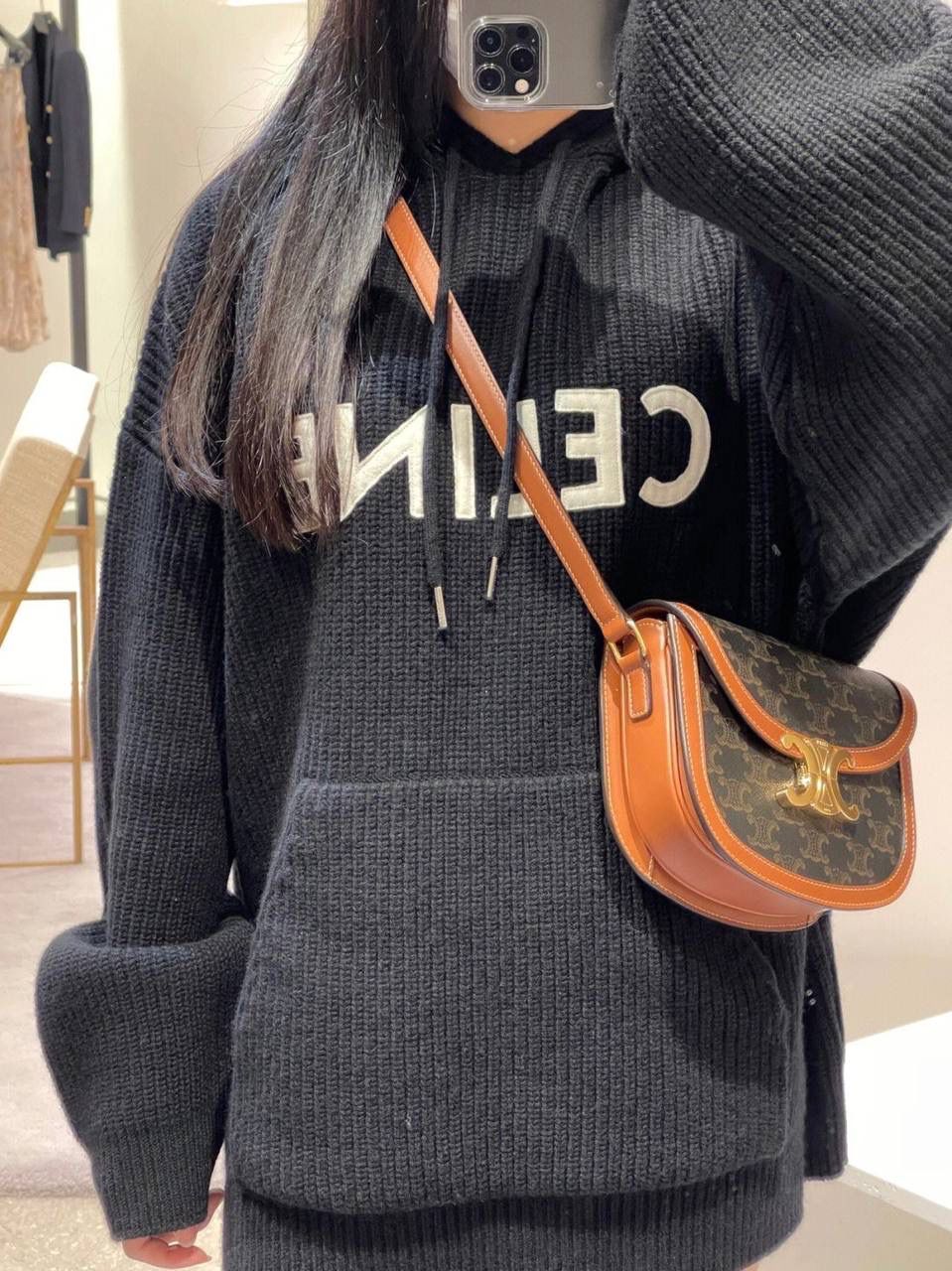 🔥大货实拍图 𝗖𝗘𝗟𝗜𝗡𝗘 ♥ 𝗧𝗘𝗘𝗡 𝗕𝗘𝗦𝗔𝗖𝗘肩带马鞍 型号：110962 尺寸：18.5*16*6cm 𝑪𝒆𝒍𝒊𝒏𝒆老花颜值一直在线，年轻耐看不显老气，虽然是老生常谈的配色，但𝑻𝒆𝒆𝒏 𝑩𝒆𝒔𝒂𝒄𝒆马鞍包这个包型搭配老花配色真的有被惊艳到，本身圆圆包型弧度设计就更活泼可爱，棕色系更加学院风的感觉，超级适合搭配西装 风衣 大衣 或者夏天搭配长裙！