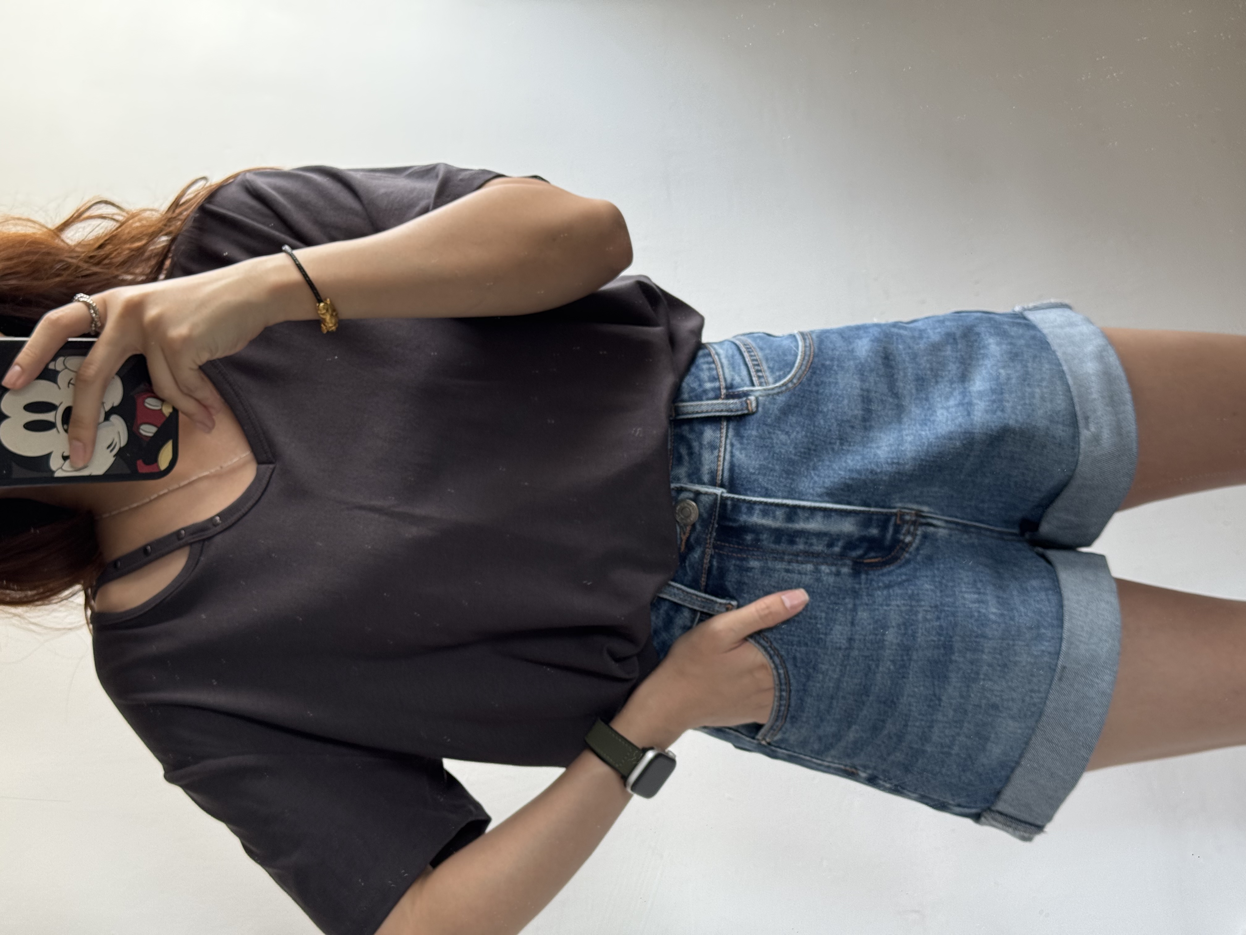 窩釘小V領穿洞Tee