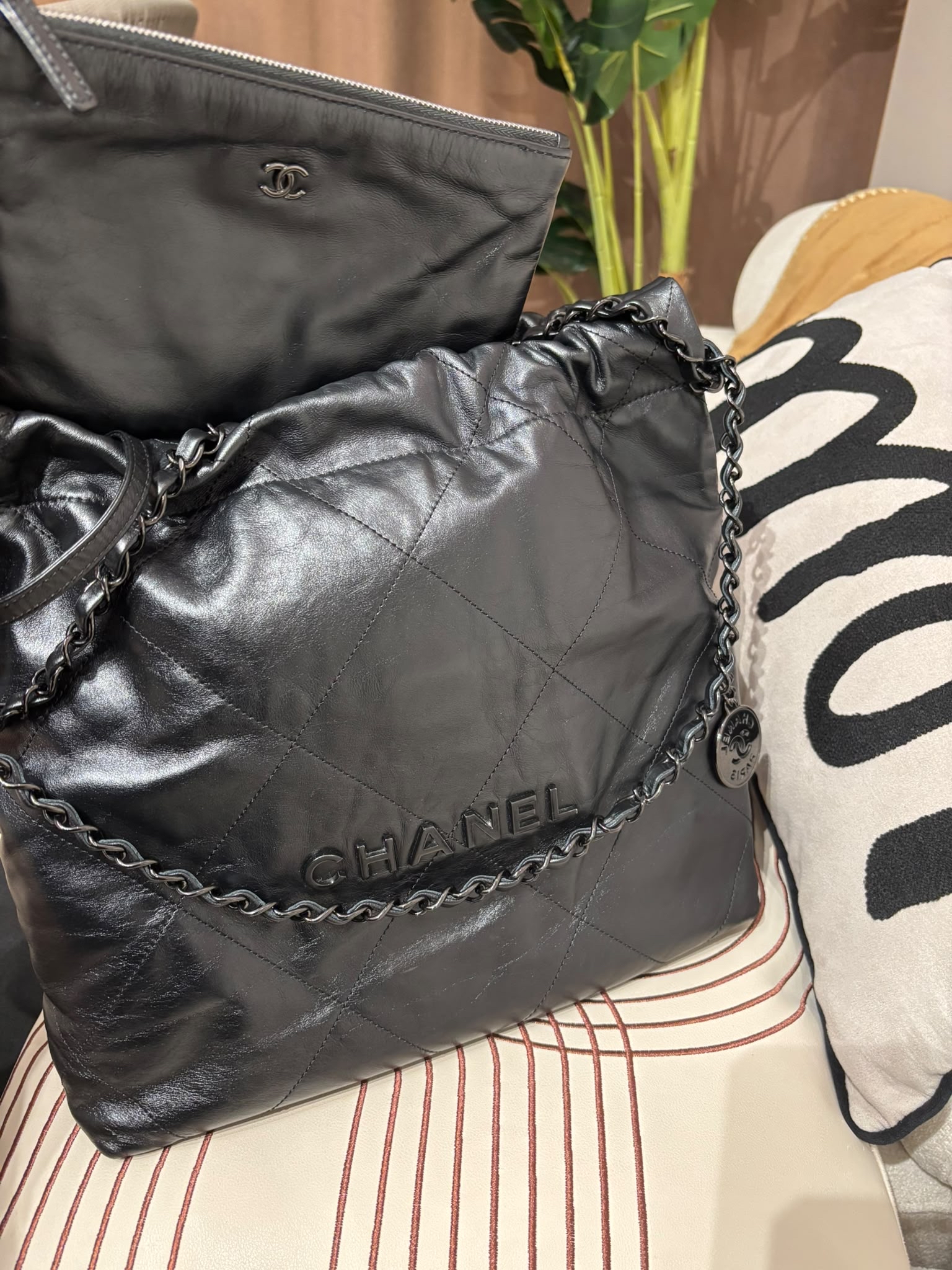 Chanel 22 small so black calfskin,100%Authentic, 95%new ，✅晶片✅Dust bag✅box
