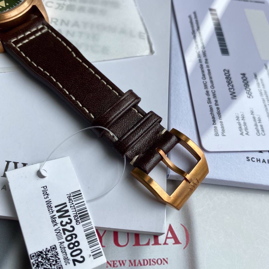 硬货首发，青铜新款，市场独家！IW326802，万国飞行员马克十八传承腕表，采用原装瑞士sw300机芯，40mm表径，全数字刻度超强夜光，双面防反光凸状蓝宝石玻璃表镜。独家渠道进口意大利SANTONI牛皮，一条牛皮成本相当于市场一般牛皮的几倍，在很多细节的把控上都已达到行业顶级，且多项可为标杆，整表细节一丝不苟。 原装价格3W余，一般人均可轻松驾驭，此款万国飞行员腕表视为万国经典款型，任何场景着装均适合佩戴，可谓百搭神器。全套包装出货