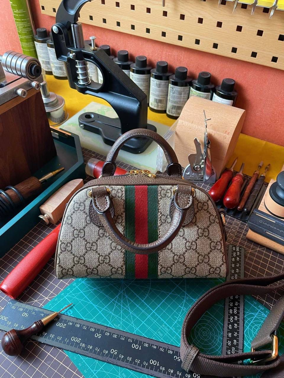 🔘gg ophidia 系列波士顿迷你gg手提包 正厂luxury进口皮，这个包的皮子跟前几款这个配皮完全不是一个档次，说都是一个厂的，但是这款皮胚就好贵，锃亮锃亮的还有皮油性，佛罗伦萨鞣制的皮质感真的牛掰兼顾了100%的意大利原味和沉稳老练的经典记忆，随着使用时间越长，这款包在不同光感下会呈现出丰富的色泽，柔软的皮质，带给你无限高档次的视觉体验。在全民高呼“小包我必须要有”的时代，没有一款它怎能行？‼️🤩 尺寸：21x12x10cm 🔍款号：724606