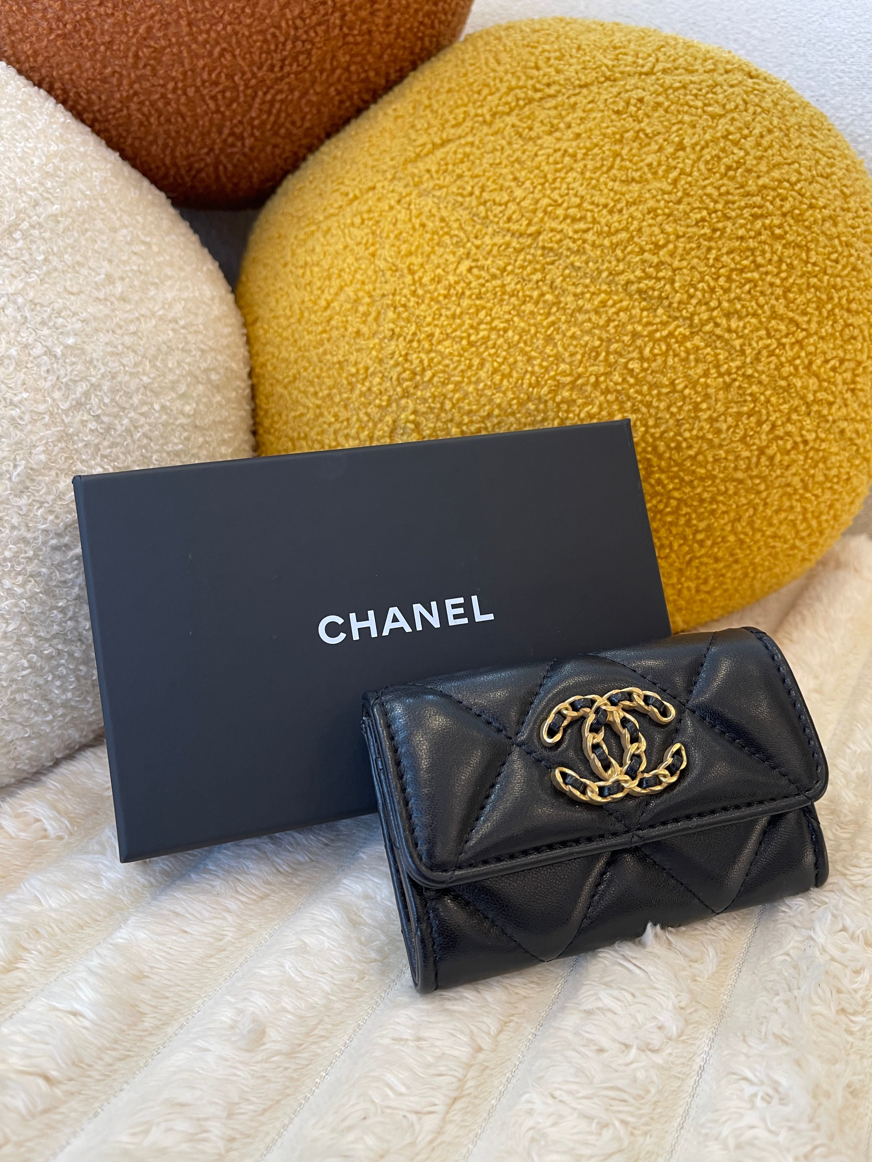 unused item CHANEL 19 Card Wallet / Product Code: 24122216t