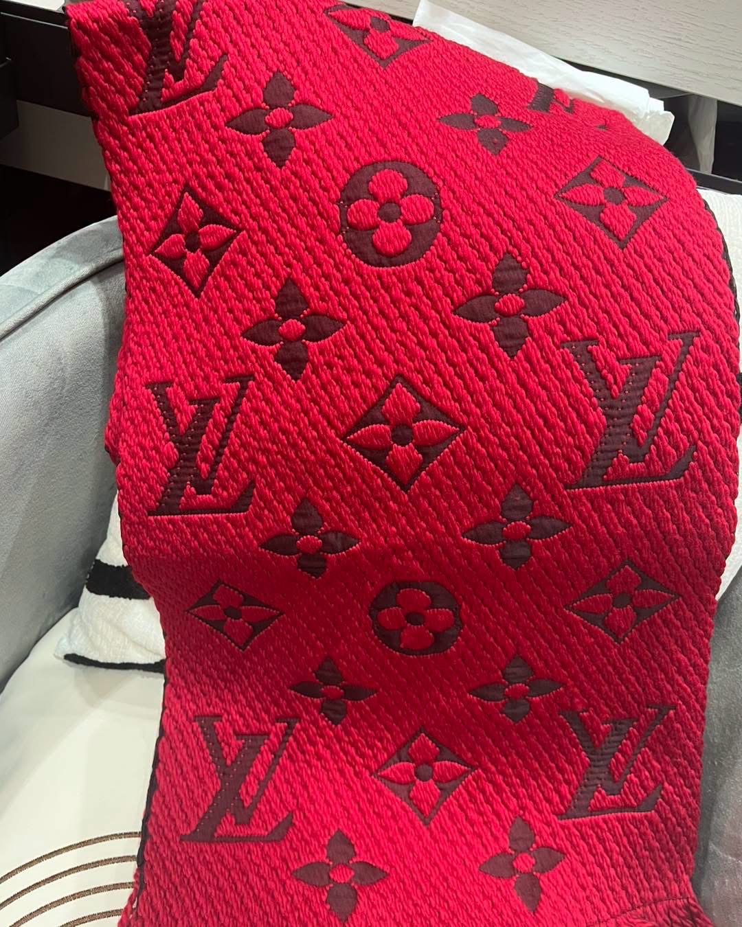 全新 Lv scarf 94% Wool 6% Silk Logomania 頸巾100%Authentic,全新未使用品 ✅box