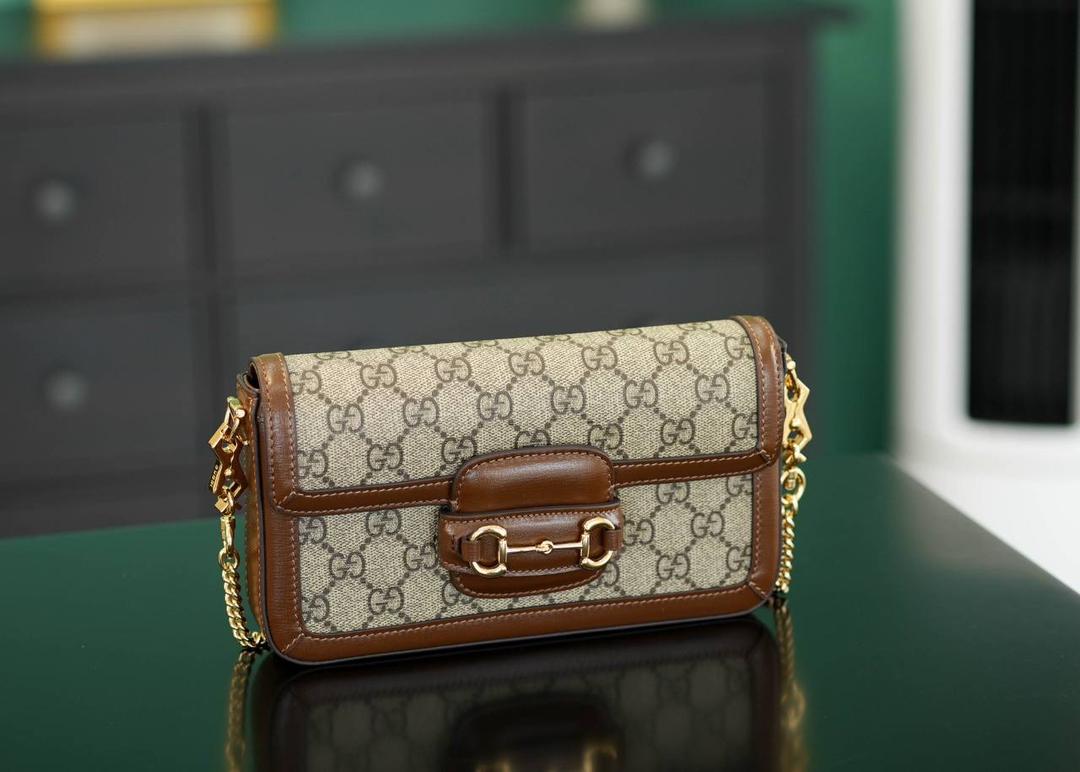 🥯Gucci Horsebit 1955系列迷你手袋 棕色 22cm (原厂皮全铜五金) 正品售价¥12.000 标志性的金属马衔扣搭配经典双G图案 把复古时髦感拿捏得恰到好处 新款的1955二合一马鞍包 包身轻便，且配有一个MINI卡包 主打一个精致便携~ 官方款号 752002 尺寸：21.5x12.5x3cm