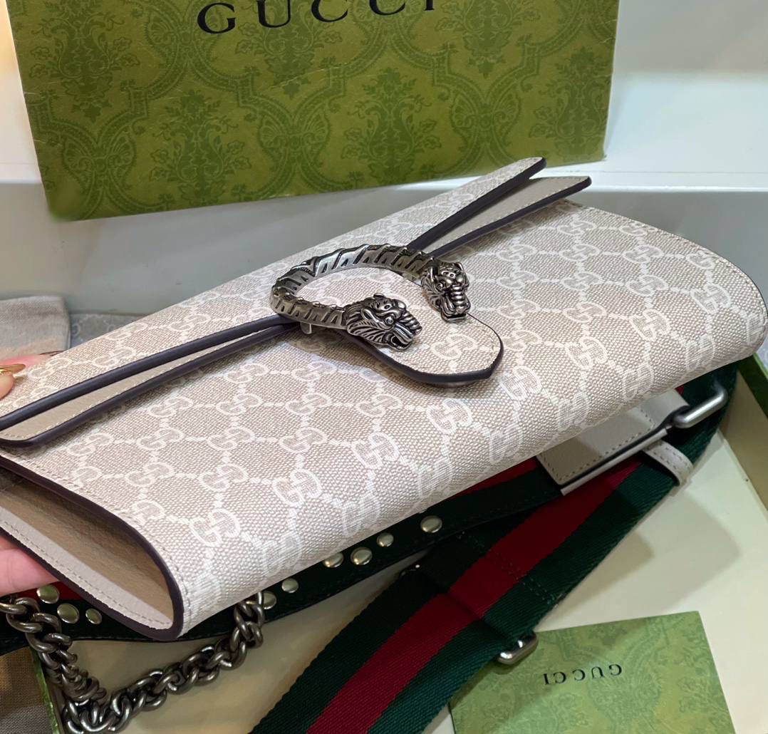 ✈️✈️✈️🔥𝐆𝐮𝐜𝐜𝐢 酒神腋下肩背包# ▪️型号 : 731782 ▪️尺寸 : 25*14*4cm 𝐷𝑖𝑜𝑛𝑦𝑠𝑢𝑠时尚单品永远少不了的酒神包又添新成员啦[耶]依然采用辨识度极高的虎头锁扣、包身小巧轻便. 经典PVC老花➕牛皮❗️搭配2条肩带 链条是现在最流行的腋下背法、最重点的红绿织带饰以饰钉“Gucci”DlY斜挎带太好看了！内部容量大、翻盖口袋双接档、还可当手包使用。