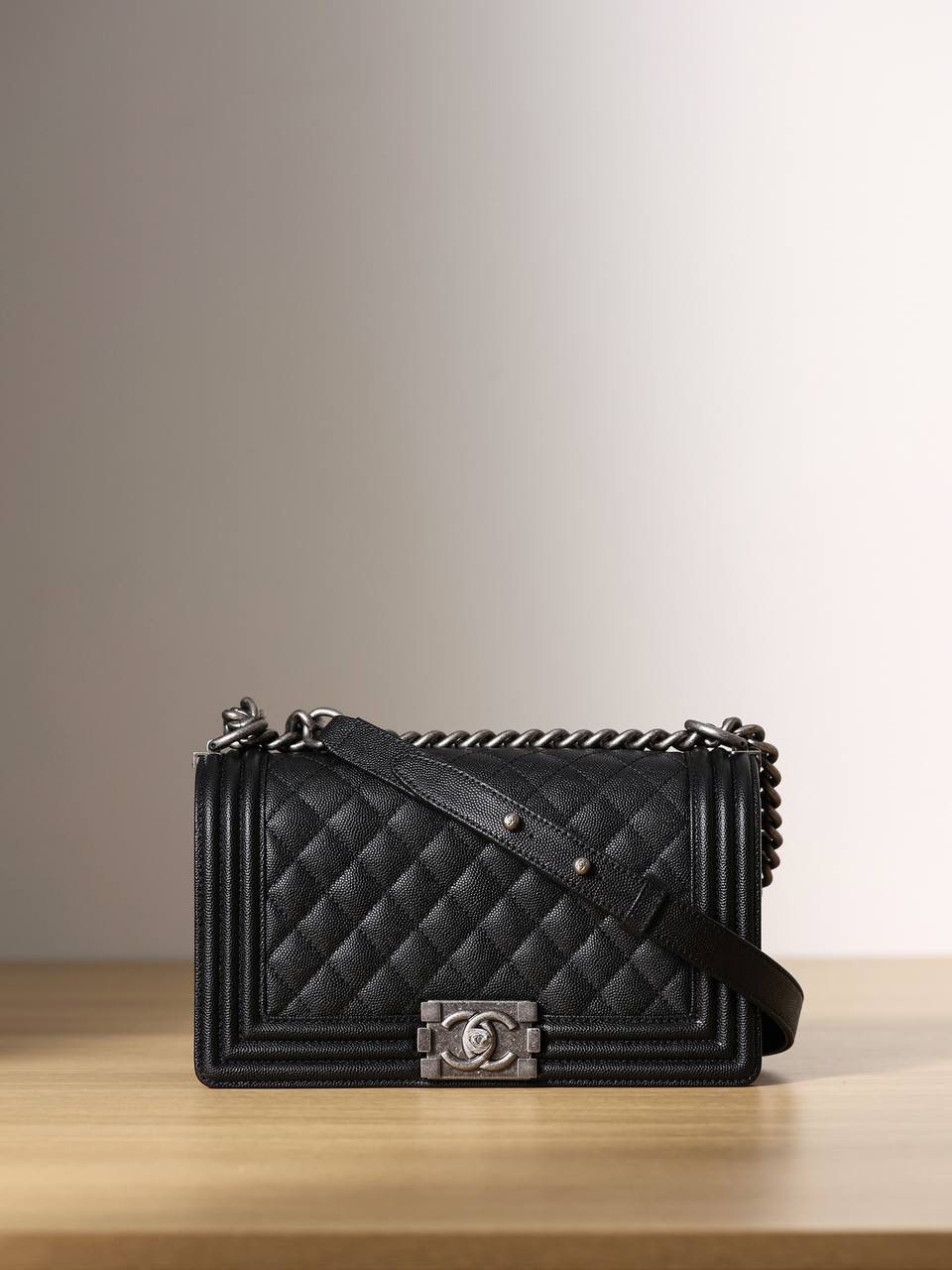 CHANEL香奈儿le boy中号号黑色荔枝纹复古银扣单肩斜跨链条女包💞👜 独家欧洲渠道货首发 100%进口原厂材料组装的ZP尾单货源 独家进口原厂皮牛皮，米粒感饱满，手感非常好，原厂的纯铜五金+纯钢五金 非常有份量💯❤️‍🩹 底部可任意拿捏弹回，继CF、COCO、WOC后开发的第4款小香，品质一如既往的稳，性价比全网最高，欢迎对比，完全符合正品工艺，下组图更多细节欣赏 尺寸：15 x 25 x 9cm（大号） 12 x 20 x 8cm（小号）