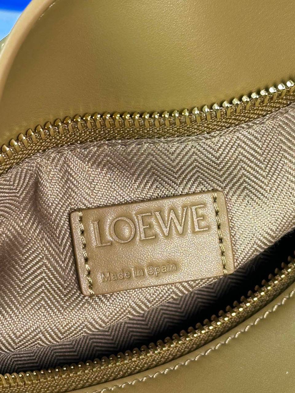 🅰️小号 𝗣𝘂𝘇𝘇𝗹𝗲最新版本❤️ ——（缎面/织带款） ✅经典拼图系列，不规则立体几何设计，最具辨识度的立体廓形和几何美学，顶级进口小牛皮搭配德国沙菲线，独家定制五金，𝗬𝗞𝗞拉链拉头 ✅容量超大，颜值高，四季百搭，新款自带可拆卸𝗟𝗢𝗘𝗪𝗘织带宽肩带‼️ 尺寸：𝟐𝟒-𝟏𝟎.𝟓-𝟏𝟔.𝟓𝐜𝐦 款号：061609织带橡木棕