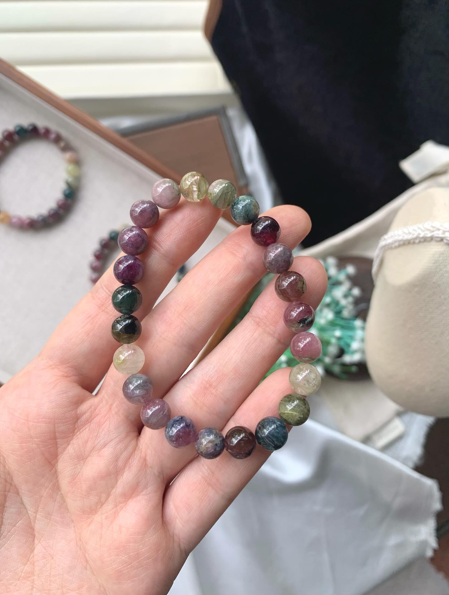 西瓜猫眼碧玺 ｜Tourmaline Cateyes 8m+ RM88猫眼西瓜碧玺的功效包括促进身体健康（如改善气血循环、延缓皮肤衰老），提升精神和心理状态（如增强自信、平衡情绪、提高直觉力），以及增强事业运和人际关系，并具有一定的辟邪和保护作用Watermelon tourmaline is believed to promote emotional healing and balance, with specific benefits including calming restless energy, reducing self-criticism, and fostering compassion. It’s thought to connect with both the heart and the mind, supporting emotional well-being and bringing a sense of peace and clarity. This stone is also linked to planetary influences of Venus (love and relationships) and Saturn (structure and authority), making it a stone associated with love and stability#watermelontourmaline #tourmaline #crystalhealingjewelry  #crystalbracelet #西瓜碧玺 #西瓜碧玺手串 #天然水晶 #蓝碧玺 #gemstone #naturestone