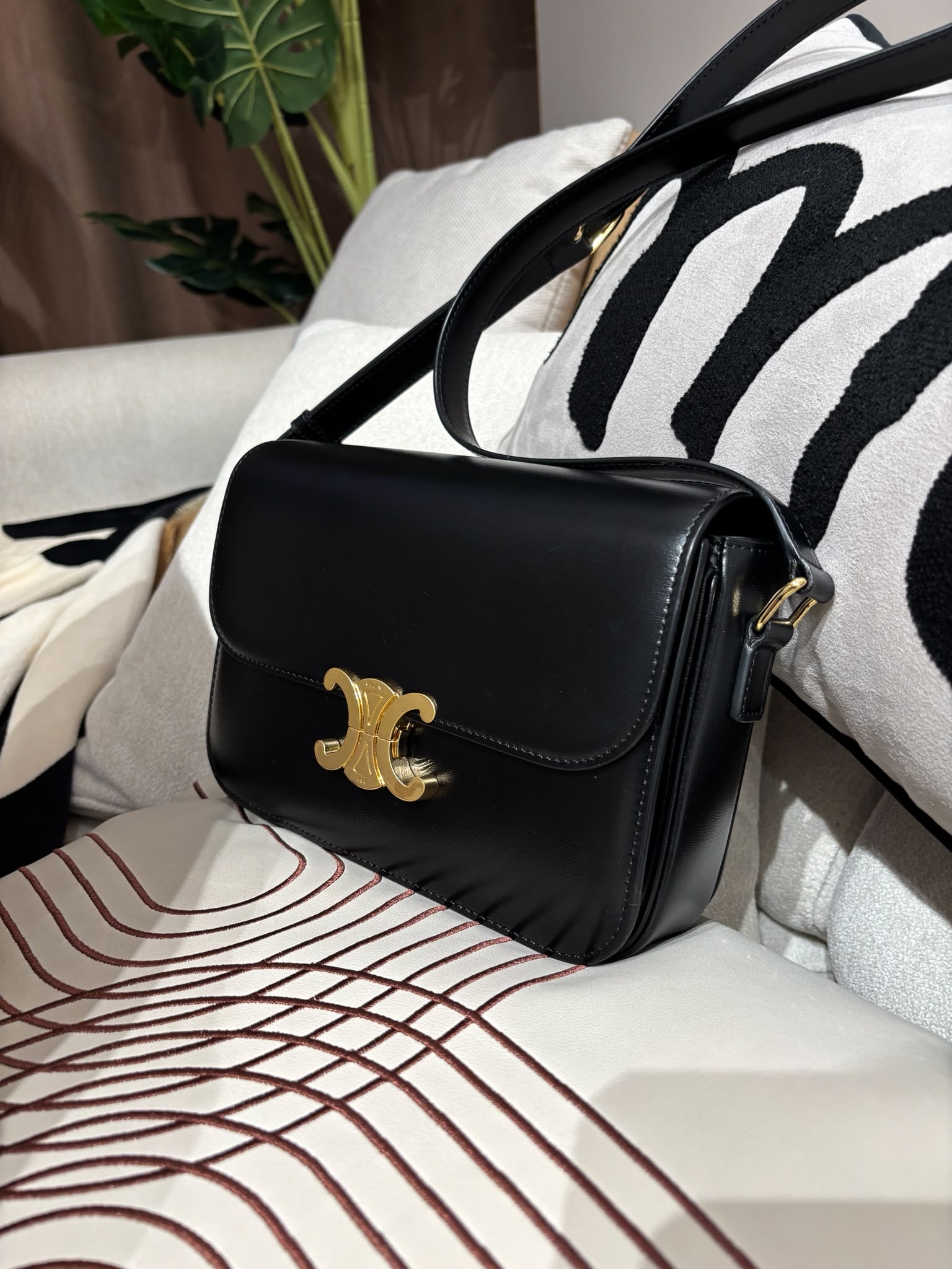 Celine CLASSIQUE TRIOMPHE 黑金凱旋門 box medium flap bag 22x15.5x6cm 100%Authentic ,95%new  ✅tap booklet ✅dust bag✅box  專門店售價$32,000✨📣