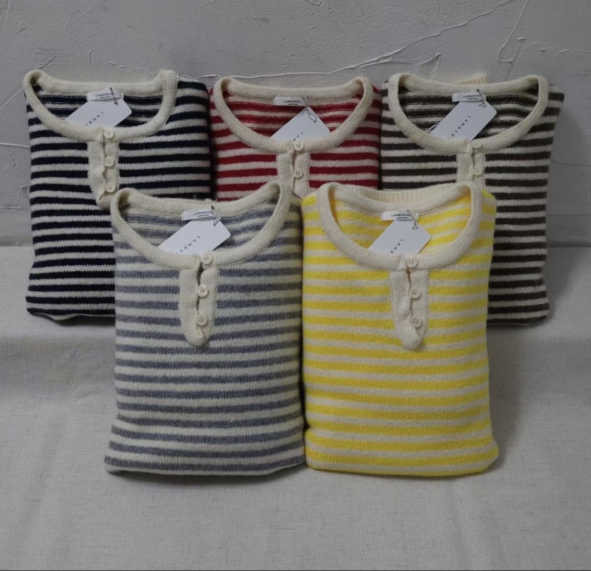 ♡ 扣 鈕 橫 間 上 衣 。