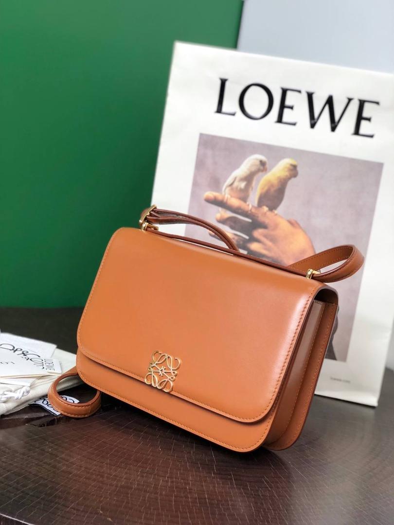 中号『 L0E💟WE GOYA 』 ⭐ 泫雅.周也.曾黎.虞书欣.宋茜.宋妍霏…众多明星同款哟～😘 ⭐能装，好搭，又不怕造 光滑丝绸牛皮革除了显高级外，上手如婴儿般肌肤娇嫩平滑，让你非常想保护她，呵护她呢～内饰细腻napa羊皮三隔层，贴心设计了暗扣和背面小侧袋，收纳方便➕安全感满分💯 ⭐灰常匹配当下的极简风，难得是拥有一大票靓丽颜色，无论是优雅知性，还是我们活泼开朗的小仙女们，都可以闭眼入啦！想凹造型？想上班通勤？怎么用怎么挑，都不会错^_^ 一句话，若🈶️此包，前者皆可抛！ 就算吃土也要买下呀呀呀～～ 中号尺寸：23-15-6.5CM 型号：012121棕色