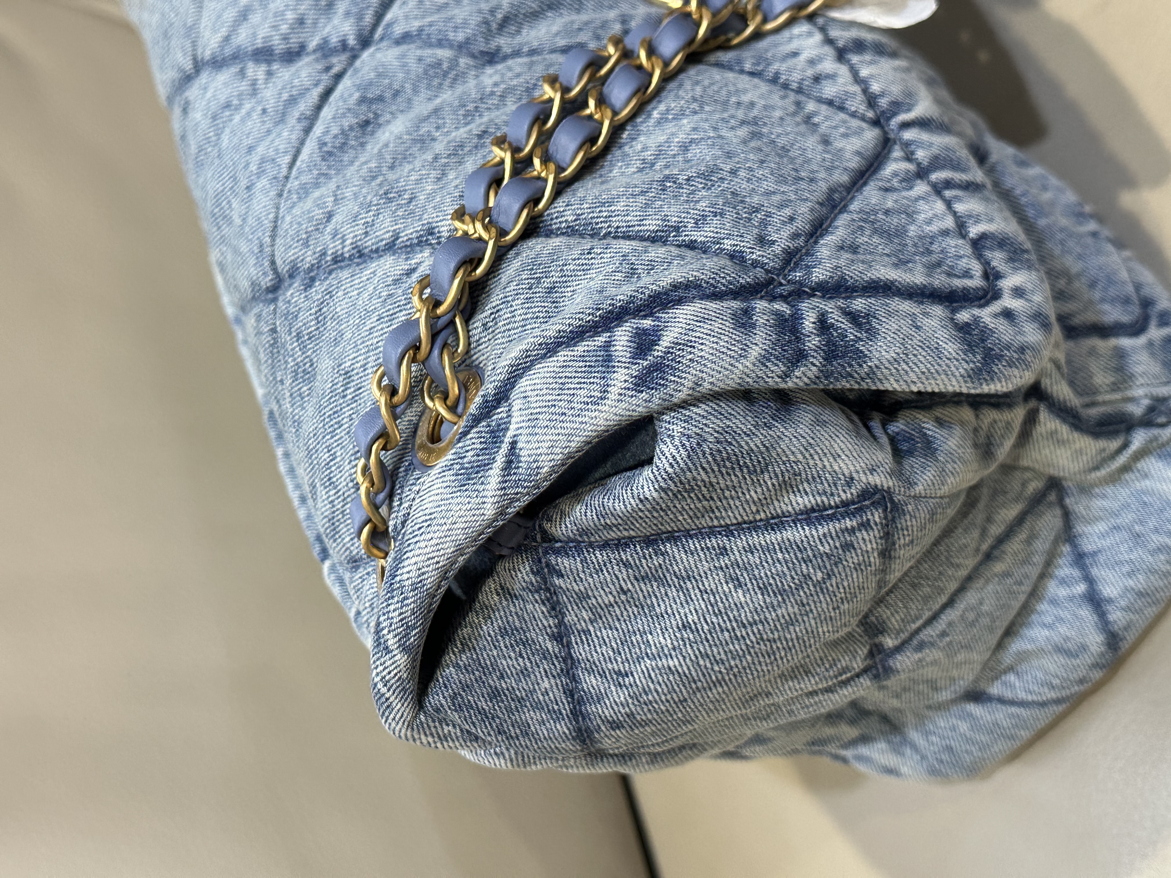 Pre-Owned  Chanel Light Blue Denim Hobo Bag / Product Code: 26040519