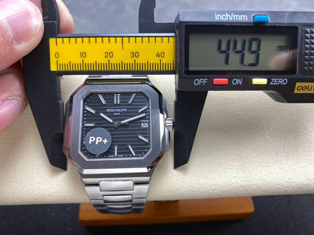 PP+ 百达翡丽 方形 新系列CUBITUS 5821腕表 亮点特色：1️⃣机芯:搭载定制9015改Cal.26-330 SC一体机，调时不停秒，调时不停秒，摆轮位置均与正品一致，自动上链机芯。2️⃣钢带:316L定制级人体工程学表带，新扣款式。3️⃣表壳:尺寸45毫米厚度仅8.3mm，为表壳对角线长度(即10点位至4点位),因为表壳近似于方形，上下边的宽度会小于这一数值，所以视觉效果并不是很大。 搭配上，5821属于运动风格腕表，日常搭配正装和休闲风格也可以。