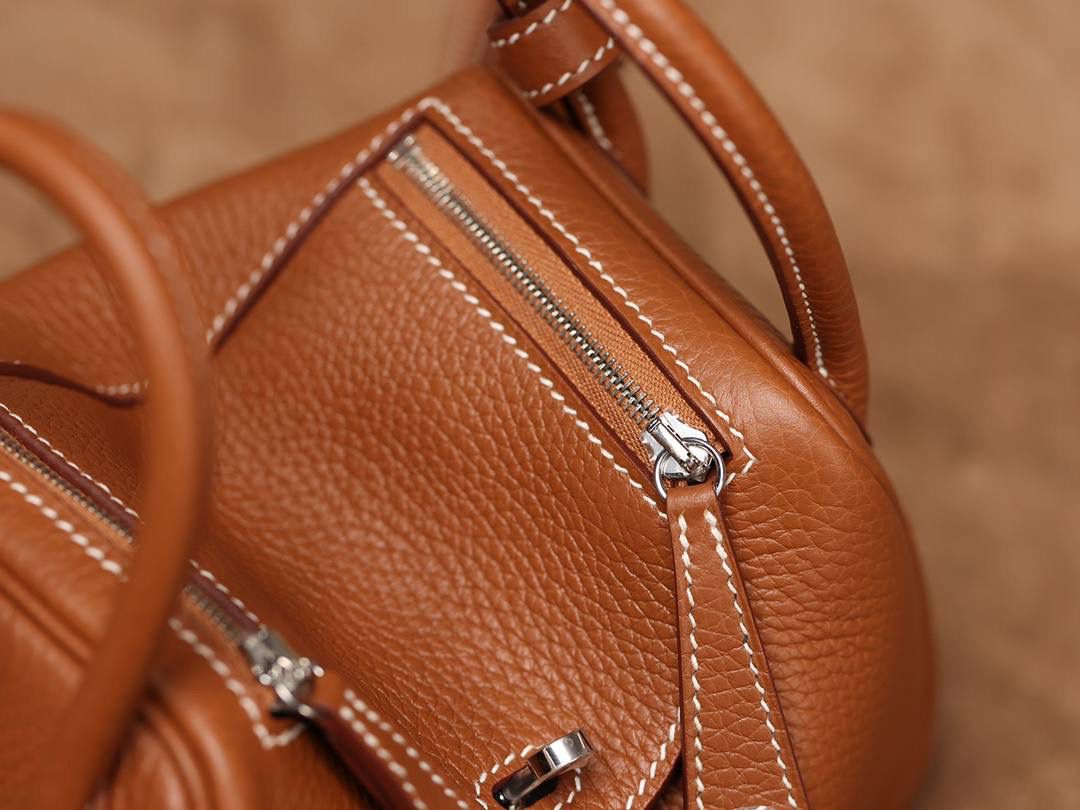 Hermes 爱马仕 Lindy Mini 19cm 金棕色银扣👜✨ Lindy 独家渠道货 独家欧洲原厂皮原厂五金组装的ZP尾单货 尺寸：19*12.5*9cm Lindy是采用原厂的正品TC皮，什么是TC皮？ 爱马仕专用的clemence,简称tc皮，是Hermes最受欢迎的皮革之一，颜色会比Togo少一些，但是纹路比Togo细腻，含油更高，更软，因此稍稍有些下垂感的特点。