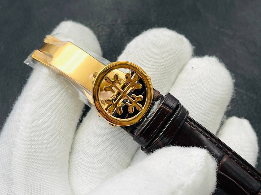 百达翡丽古典超级复杂多功能 万年历功能腕表 团队历时两年多精心设计，不计成本，敢为人先，力求完美，克服重重难关，突破多层技术瓶颈： 1⃣️机芯型号为定制版机芯，质量稳定！ 2⃣️表带为经典意大利小牛皮表带，纹路清晰，质感好。搭配圈市面最顶级的百达灯笼表扣，通用原装无压力。 3⃣️优雅的Calatrava雕花表壳极具个性，42毫米的表径适配大众男性手寸，与专柜一致，非常商务可亦休闲。