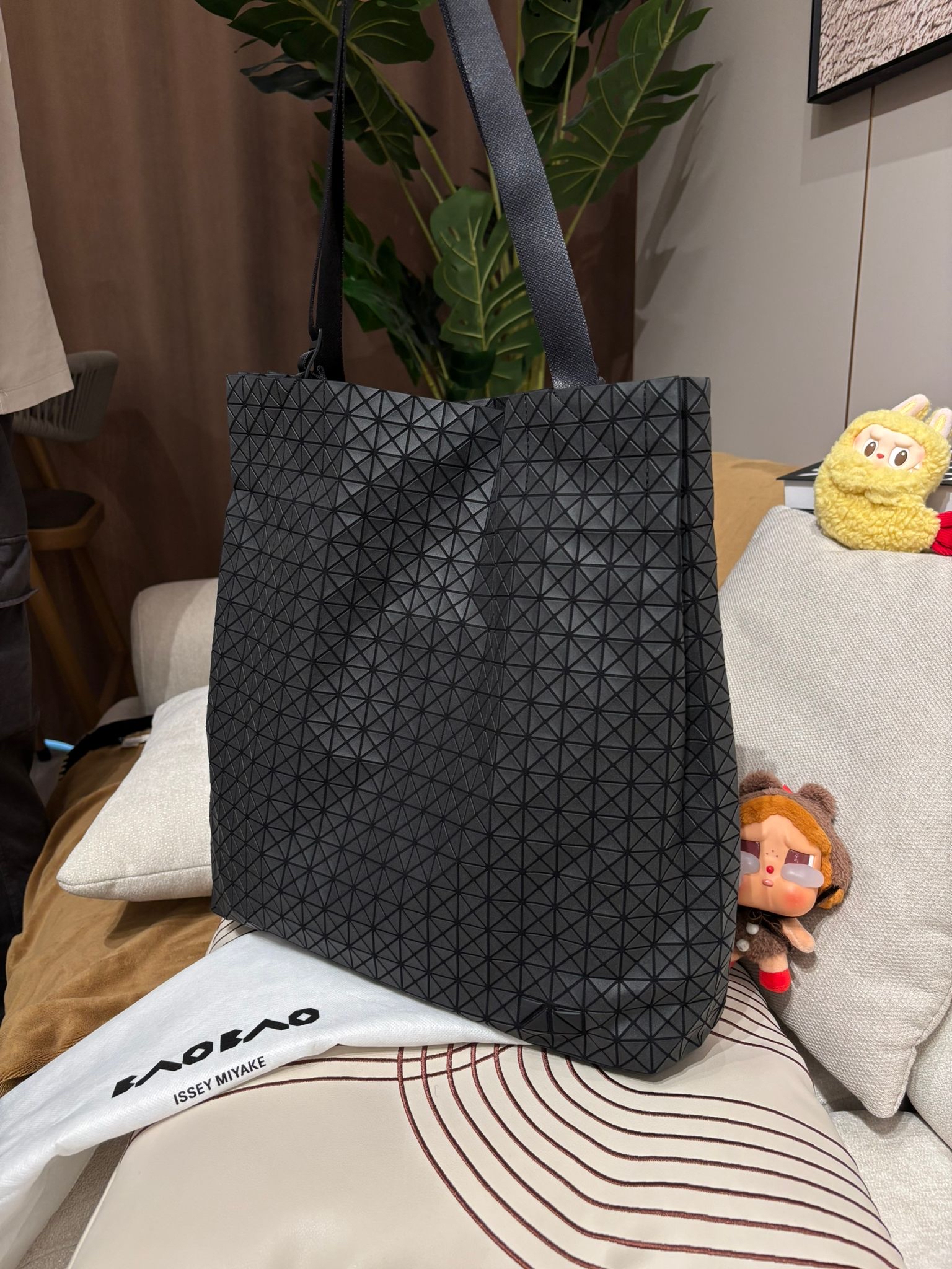  Issey miyake cart tote bag Black 100%Authentic ,99%new✅dust bag 專門店售價$6980✨