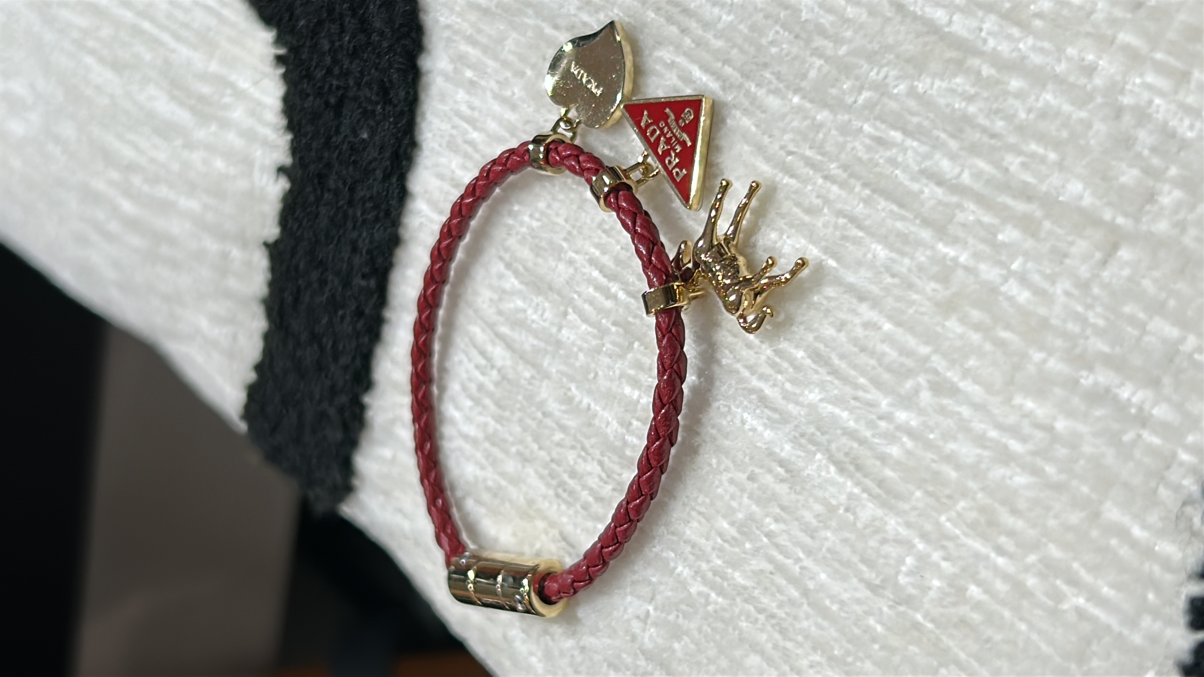 Prada bracelet  100%Authentic,98%new✅專門店收據 