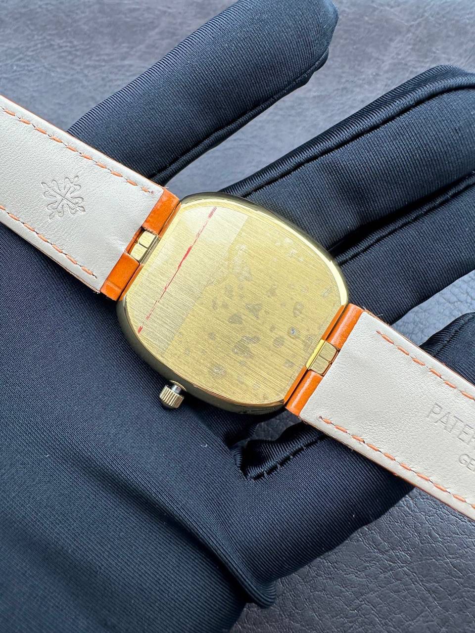 PP➕ Factory2025新品首发｜百达5738系列 68克配重版 复刻经典，更胜经典——GOLDEN ELLIPSE 黄金椭圆腕表重磅登场！ ✅ 黄金分割美学重塑：遵循1:1.6181经典比例，34.5MM×39.5MM椭圆表径搭配7.7MM纤薄厚度，复刻古典韵味与佩戴舒适度。 ✅ 316L精钢表壳：介于圆形与矩形之间的别致椭圆轮廓，还原原版线条张力，质感细腻出众。 ✅ 3D立体云贝母表盘：专属浮雕打印工艺，折射神秘深邃光泽，告别市面暗淡平庸款，上手自带高光。 ✅ 定制进口小牛皮表带：21X16尺寸对版原配，搭配同型椭圆表扣，与表壳设计遥相呼应，贴合手腕更显格调。 ✅ 9015精准机芯：走时稳定精准，兼顾实用性与耐用性，日常佩戴无压力。 PP➕不做“远观款”，只为呈现最接近原版的真实佩戴体验——从细节质感 to 上手触感，每一处都经得起近距离审视，让经典韵味在腕间完美延续！