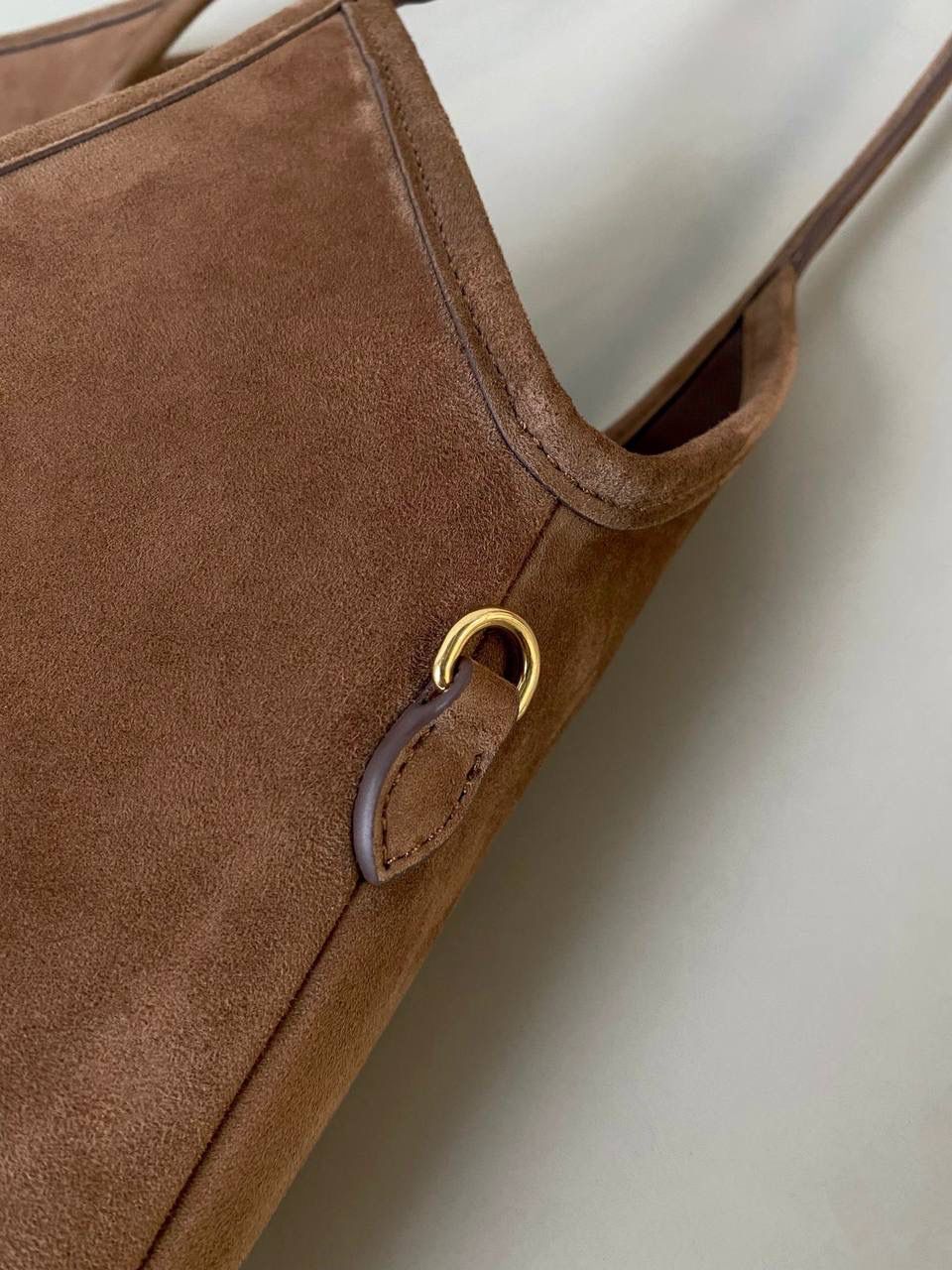 🈶可可棕 𝗠𝗶𝘂𝗠𝗶𝘂 𝐢𝐯𝐲 24秋冬托特 今年棕麂皮系列大人气啊！ 深深的巧克力色，满满秋冬味儿～ 绒面皮每年都会有，但是！！ 今年这股风刮的特别猛 从秀场到ins博主穿搭，或者线上门店 几乎都有麂皮元素！ 西装款 夹克 风衣 鞋子 包括包包等 延续去年美拉德色系的颜色， 今年的颜色各种各样，有深有浅 但我唯爱咱miu家的这个巧棕色 绝对秋冬氛围感里，最“增质感”的时髦单品！ 35×40cm #F0110m