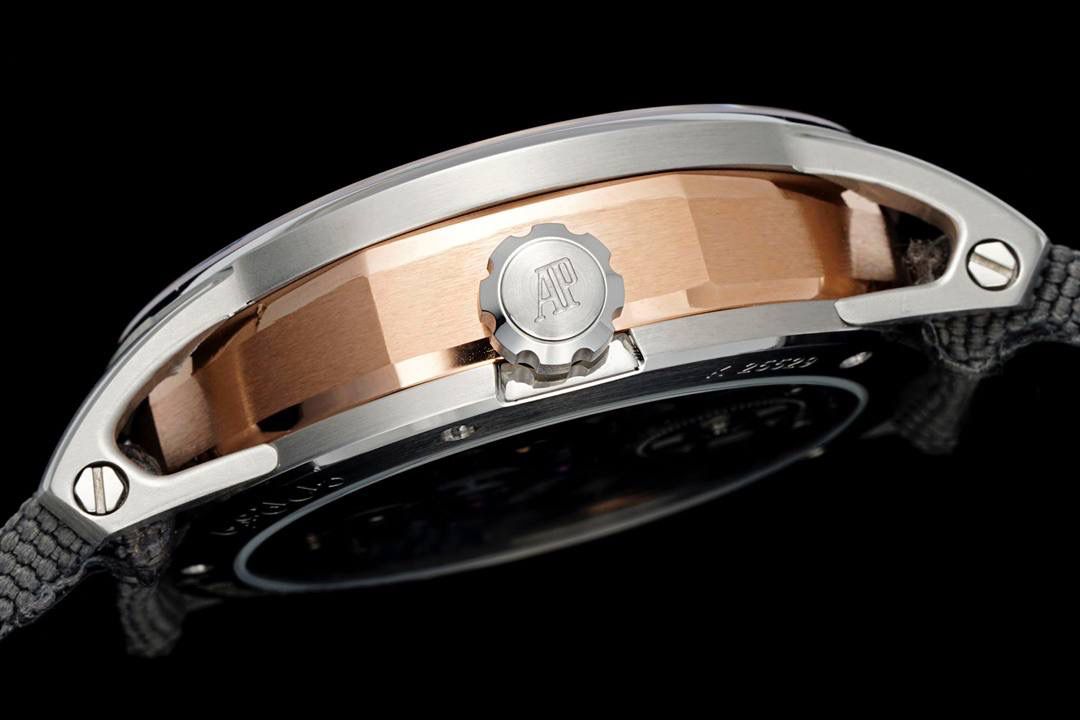🚀爱彼最新款陀飞轮镂空腕表Code 11.59系列 Ref.26600 推出双拼色复杂动感结构表壳。全新标志性双曲面水晶玻璃带来独特的视觉体验！💯 亮点1、匆匆一瞥无法体现 Code 11.59 系列的复杂性和令人印象深刻的工艺。它看似圆形的表壳搭配纤薄的表圈，实则为大胆、并置的建筑形状的多面融合。为向品牌标志性皇家橡树表圈致敬，表壳中层为八角形，配有厚拉丝表带和抛光倒角。表耳也采用拉丝表面和抛光斜面，呈镂空设计。衔接表圈和底盖上，拱起保护着表壳中层。表壳中层与表圈、表耳和底盖之间的对比凸显了表壳的精致结构，表壳直径为 41 毫米。 亮点2、表盘由拱形双曲面蓝宝石水晶镜面保护，镜面高于明亮的抛光表圈，镂空陀飞轮机芯一览无余。定制AP 2948 型机芯是一款多层手动上链陀飞轮机芯，垂直排列的机芯，陀飞轮位于 6 点钟位置，发条盒位于 12 点钟位置，为镂空带来令人愉悦的对称性。机芯优雅弯曲的桥板采用三种不同的灰色调，突出了深度，并与浅灰色发条盒和齿轮系形成鲜明对比。内包头粒尼龙/皮表带，配小牛皮衬里 配备AP 针扣。