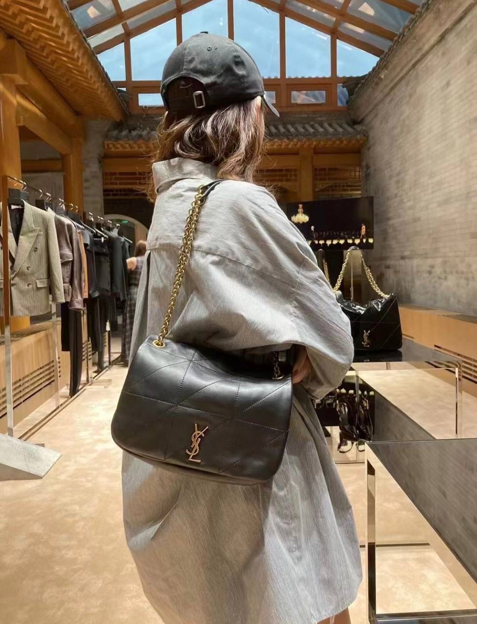 ys1 jamie羊皮链条包小号黑色🖤 比起大号，小号是更日常的小可爱 他们家的包基本都是用的小羊皮 小羊皮和皮肤接触的质感真的不是其他皮可以比的 非常柔软，非常舒服 我觉得翻盖包比拉链包要好用 一翻一盖一取一放，行云流水 小号的尺寸完全是按照黄金比例来的 不挑身高身形，真正的优雅且大方～ 我们家没有zp真的不可能会开发 品质你们看对比图就好 代购级可不是说说而已哟！ 25×16×7cm763475m