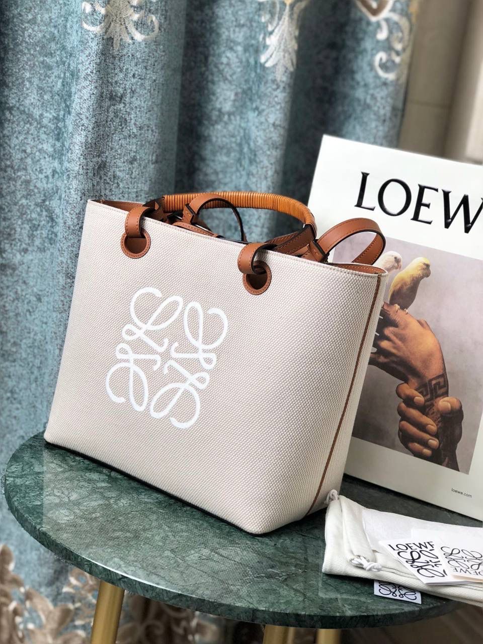 🔈 I LOE❤WE YOU 全新 Anagram Tote 印花🌸托特包 ✅ #曾黎同款# 优雅知性，气质十足 将品牌经典图案融入皮革其中，形成了一个标志 里外牛皮革与编制提手让整个包都挺括了起来，质感满满，将实用性最大化，容量感人，十分适合日常，不禁感叹Lo罗家的细节与品质！ 尺寸:29-14-25cm 型号:652052布配棕
