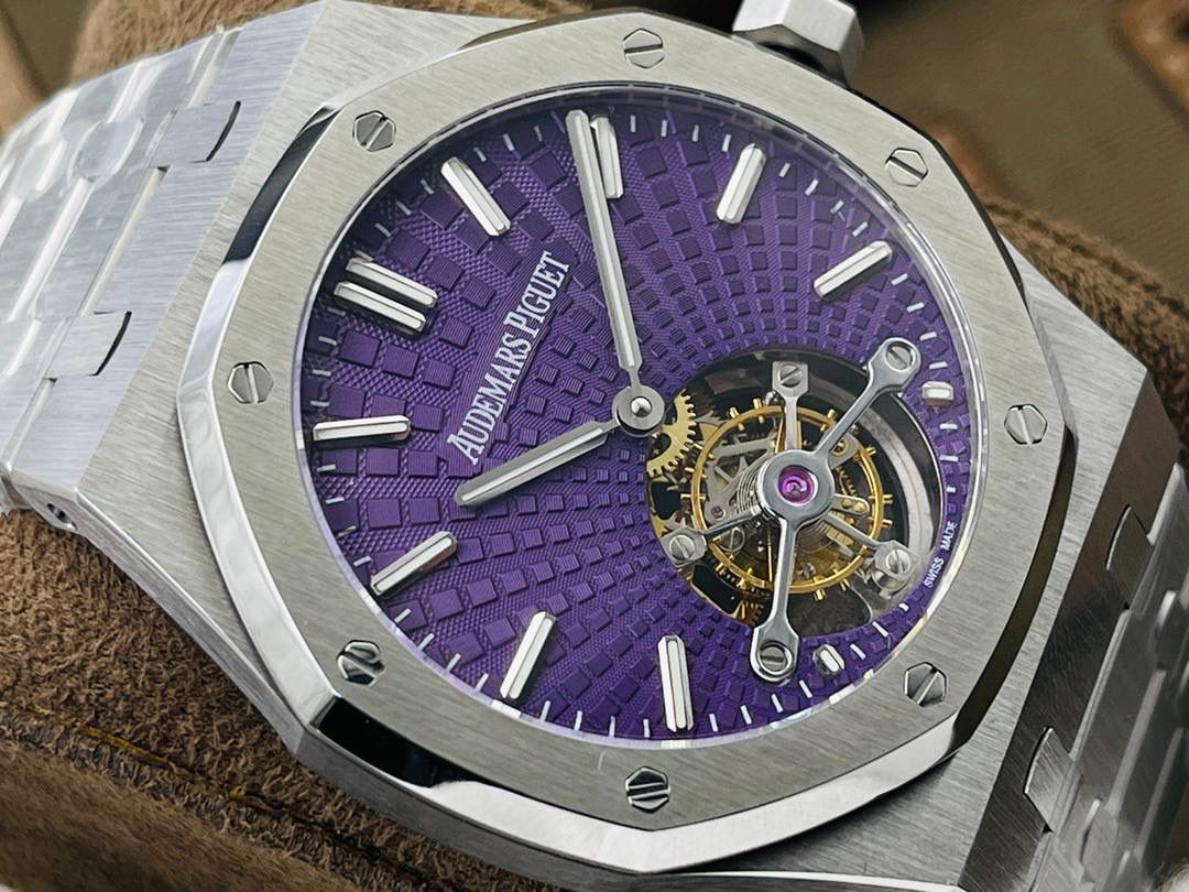 爱彼A P皇家橡树陀飞轮精品腕表 升级细节🔥 1⃣️独家订制Cal.2924机芯，动力储存68小时！ 2⃣️腕表依旧保留的八角形表圈、标志性的六角形螺丝以及经典表带！ 3⃣️皇家橡树系列超薄陀飞轮腕表在经典的“Tapsisserie”格纹上进行再度创新，形成了新的格纹“Tapisserie Evolutive”！熟悉又陌生的表盘格纹装饰带来全新观感，成为这款腕表的点睛之笔。 4⃣️表壳直径为41毫米，厚度为11.2毫米！