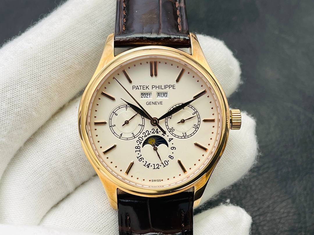 百达翡丽古典超级复杂多功能 万年历功能腕表 团队历时两年多精心设计，不计成本，敢为人先，力求完美，克服重重难关，突破多层技术瓶颈： 1⃣️机芯型号为定制版机芯，质量稳定！ 2⃣️表带为经典意大利小牛皮表带，纹路清晰，质感好。搭配圈市面最顶级的百达灯笼表扣，通用原装无压力。 3⃣️优雅的Calatrava雕花表壳极具个性，42毫米的表径适配大众男性手寸，与专柜一致，非常商务可亦休闲。