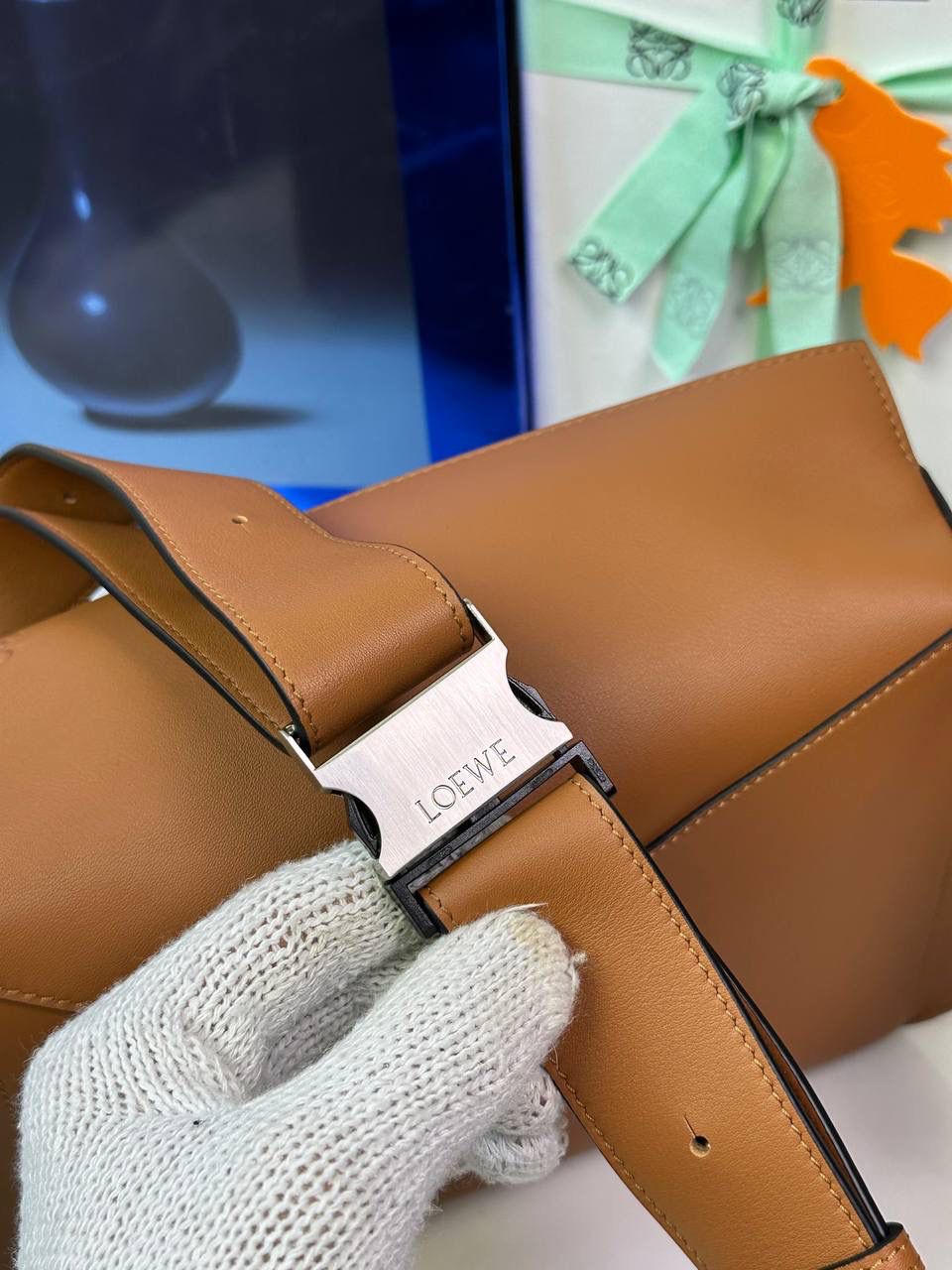 ⭐️最新升级版𝟮.𝟬-𝗣𝘂𝘇𝘇𝗹𝗲腰包⭐️ （土黄到货‼️） 尺寸：𝟮𝟰-𝟭𝟬.𝟱-𝟭𝟲𝗰𝗺 款号：052343 👉🏻长方体形状和精确的切割技巧创造出Puzzle 腰包以及独特的几何线条成为 “Loe罗家”的著名代表作~ 👉🏻金属搭扣开合，刻有标志logo徽标，可调节肩带，翻盖大容量插袋和一个外部拉链口袋，🐂柔软细腻napa小牛皮，正品Ykk五金，Anagram压纹，人字纹棉麻帆布内里 👉🏻（男女♀♂同款）大小非常合适。胸包、背包、单肩、斜挎、腰包五种背法任你解锁🔒 👉🏻 （独家背景➕独家品质➕独家包装➕独家控制对版细节📦➕精致全套礼盒套装❤️） 重点：让你花最少的钱💰体验最大的仪式感❤️