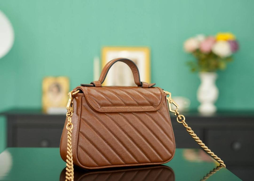 👜🔥Marmont系列绗缝手提包邮差包 焦糖色 21cm （原厂皮 全铜五金） 正品售价,500 独家原厂皮发售 限量级别 意大利原材料开发，这个大小简直是最完美的尺寸，什么随身携带的东西都可以轻松收纳，能手拎也可以单肩斜挎，自重轻，超级百搭不挑人~好看极了！！！ 官方款号 547260 尺寸大号：27x19x10.5cm 小号：21x15x8cm